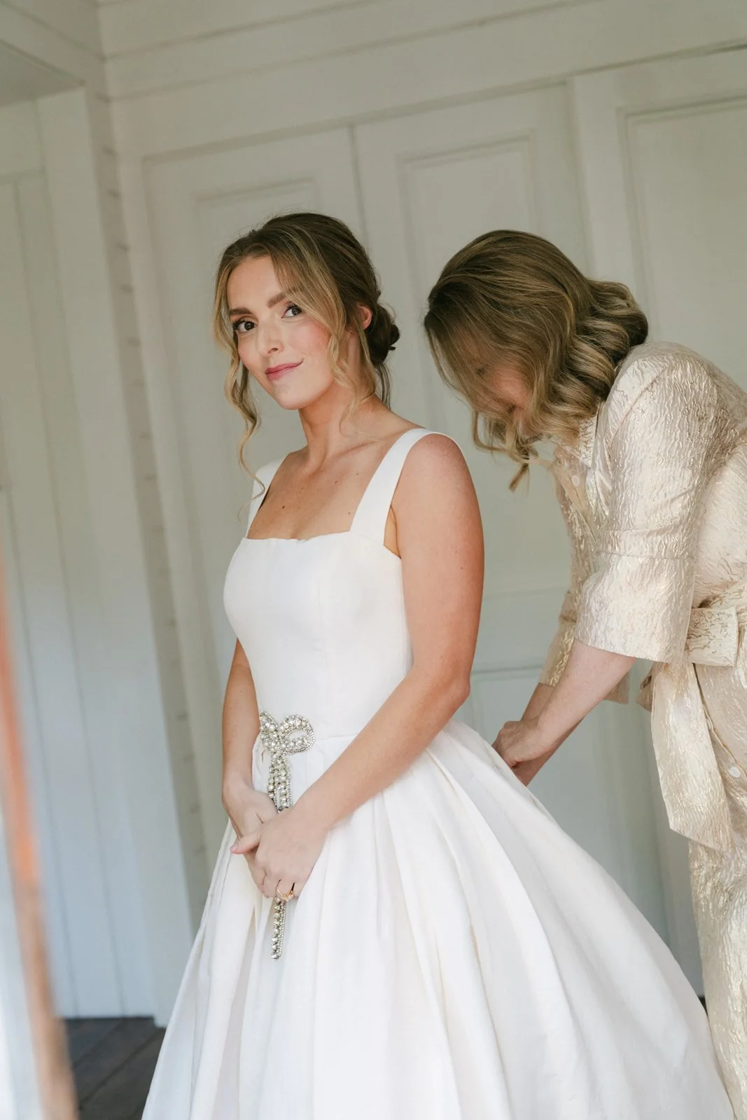 bride prepares for charleston ceremony 
