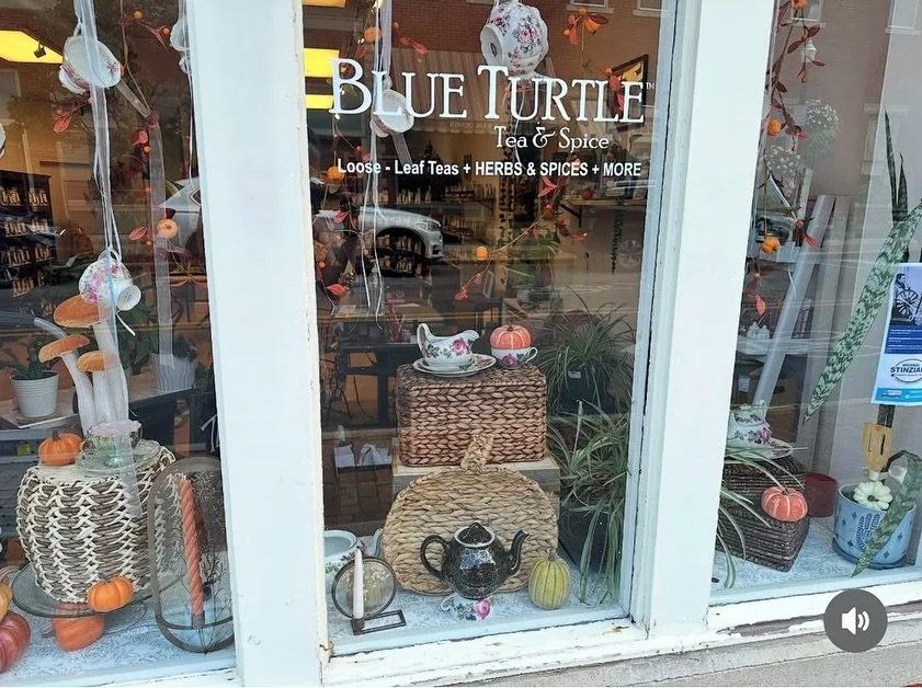 Have you been to @blueturtletea in Uptown Westerville yet? It’s such a charming shop filled with unique teas and spices to discover (the smell alone is worth the visit!).
I’m thrilled to be partnering with them for our first fall worksho