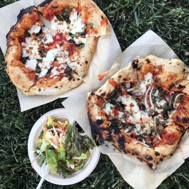 🍕 EATS // @full_belly_farm is local farm in Capay Valley that grows organic fruits and vegetables all year round. Once a month they host a pizza night, firing up their very own pizza ovens and using only the freshest ingredients from their farm. Gra