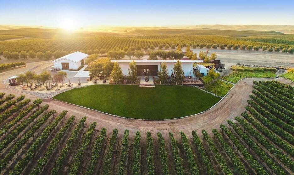 🍷 WINE // @matchbookwines is a family-owned winery located just north of Sacramento in Dunnigan Hills. They offer wine tastings on their beautiful patio overlooking 1600 acres of their Tempranillo vineyards. Be sure to check the event calendar on th