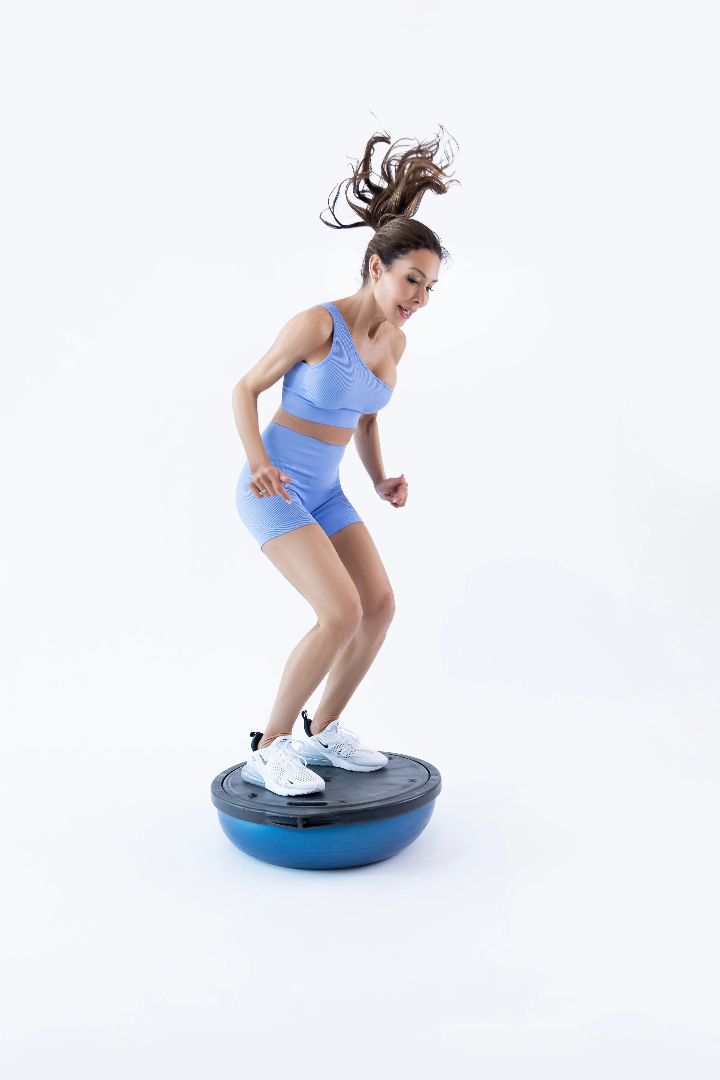 This is a picture of Yael the personal trainer showing an example of high cardio workout in Calabasas.