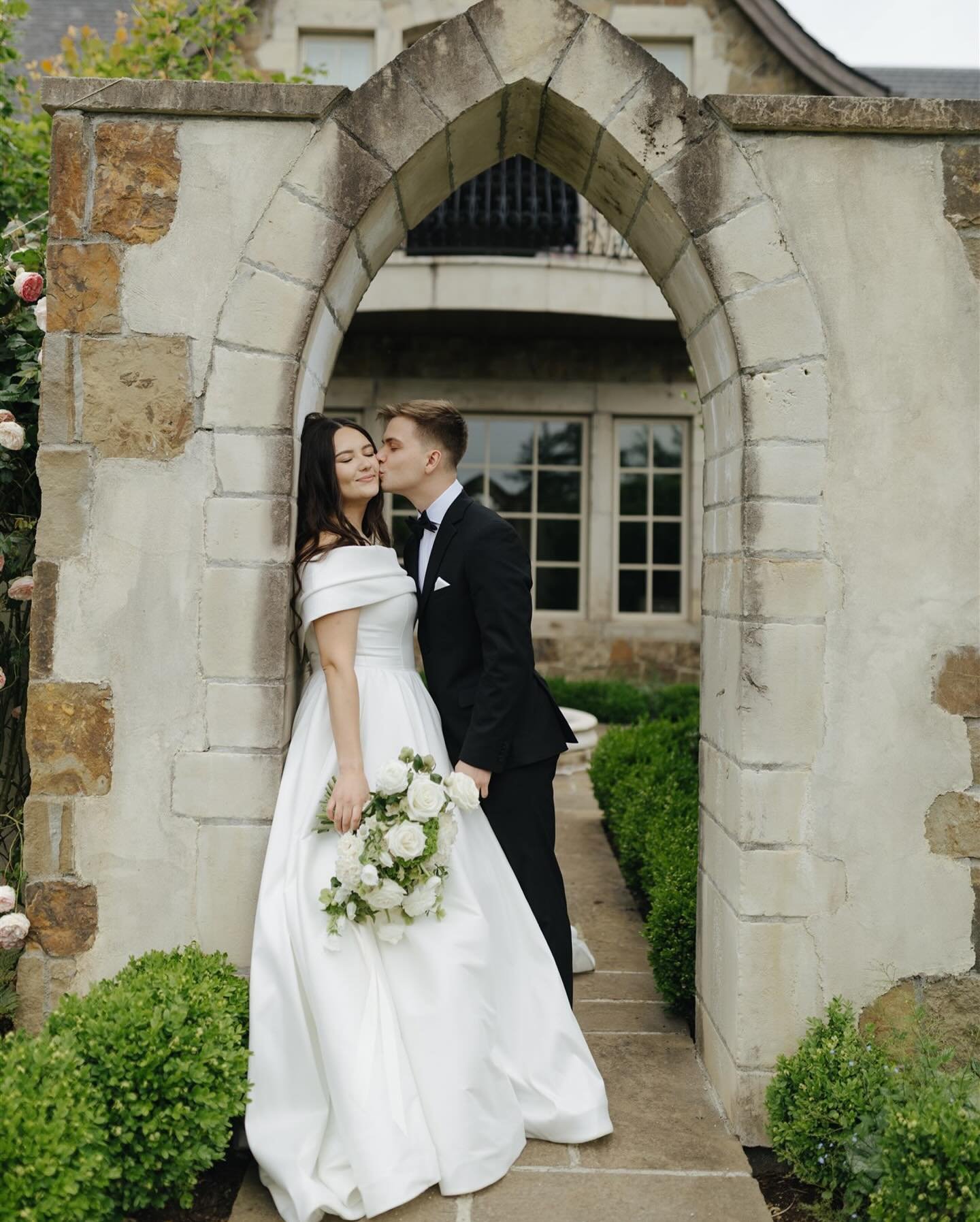 Lana & Stanley’s day at chateau de lis, Oregon city 🥺
Planning and design: @thecoordinator.alina
Florals: @floraltouchpdx
Reception/ceremony backdrop: @victoria.luxuryevents
Photo: @lizimages
Video: @kova_film
Host: @hostedbyval
Sound te