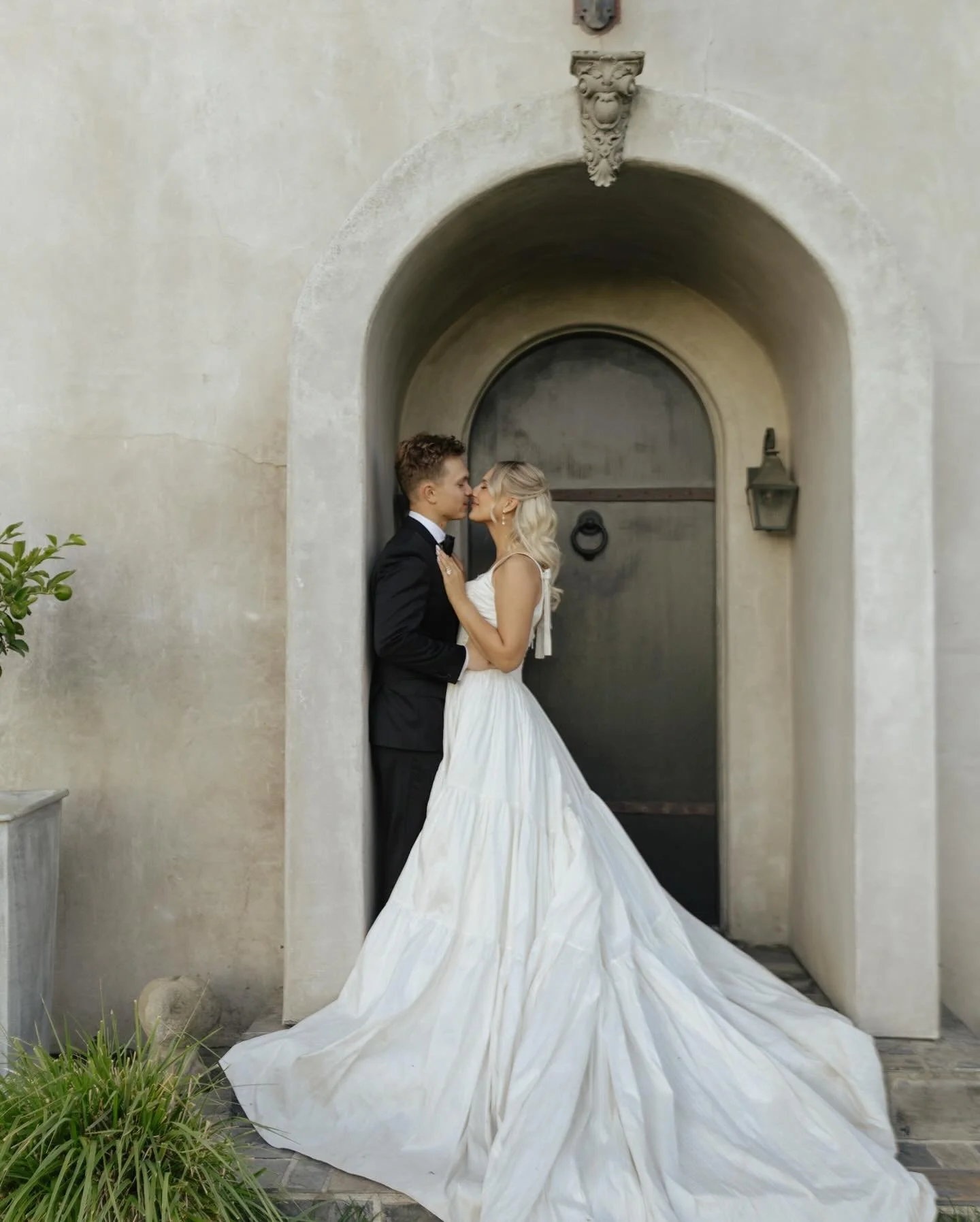 Anna & Branden | Northern California 
•
Venue @cavaignacestate 
Planner: @gracefulplanninganddesign
Photographer: @lizimages
Videographer @journeyweddingfilms
Rentals & Coordination @events2rememberpartyrentals
Flowers @elaborate_flora