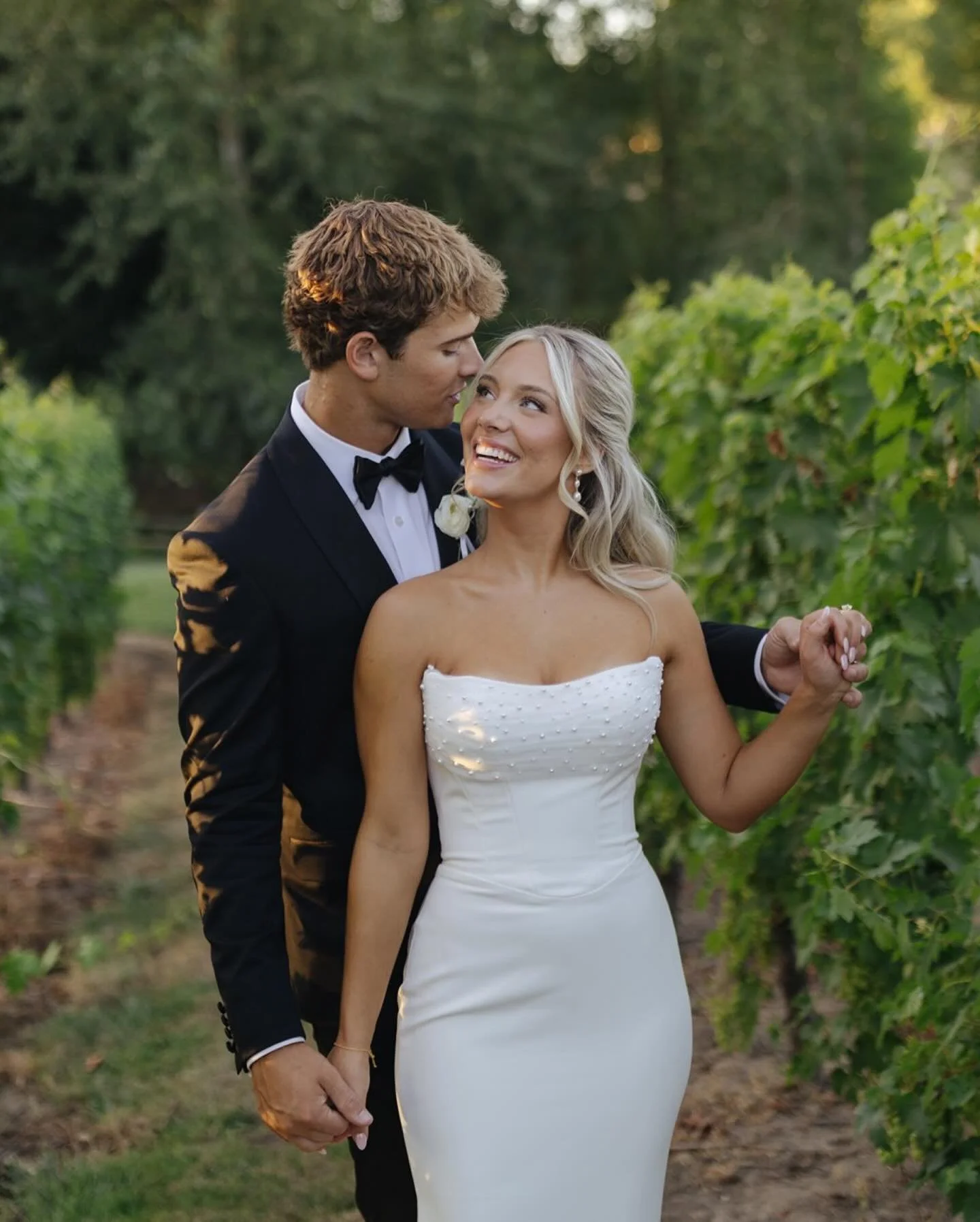 Lily &amp; Grant | Aurora Vineyards, Oregon 

Venue @auroravineyards.events 
Florist @simply_elegant_events_ 
Coordinator @athena.pnw 

#seattlewedding #portlandbride #oregonwedding #pacificnorthwestlove #seattlephotographer #pnwwedding #couplesinlov