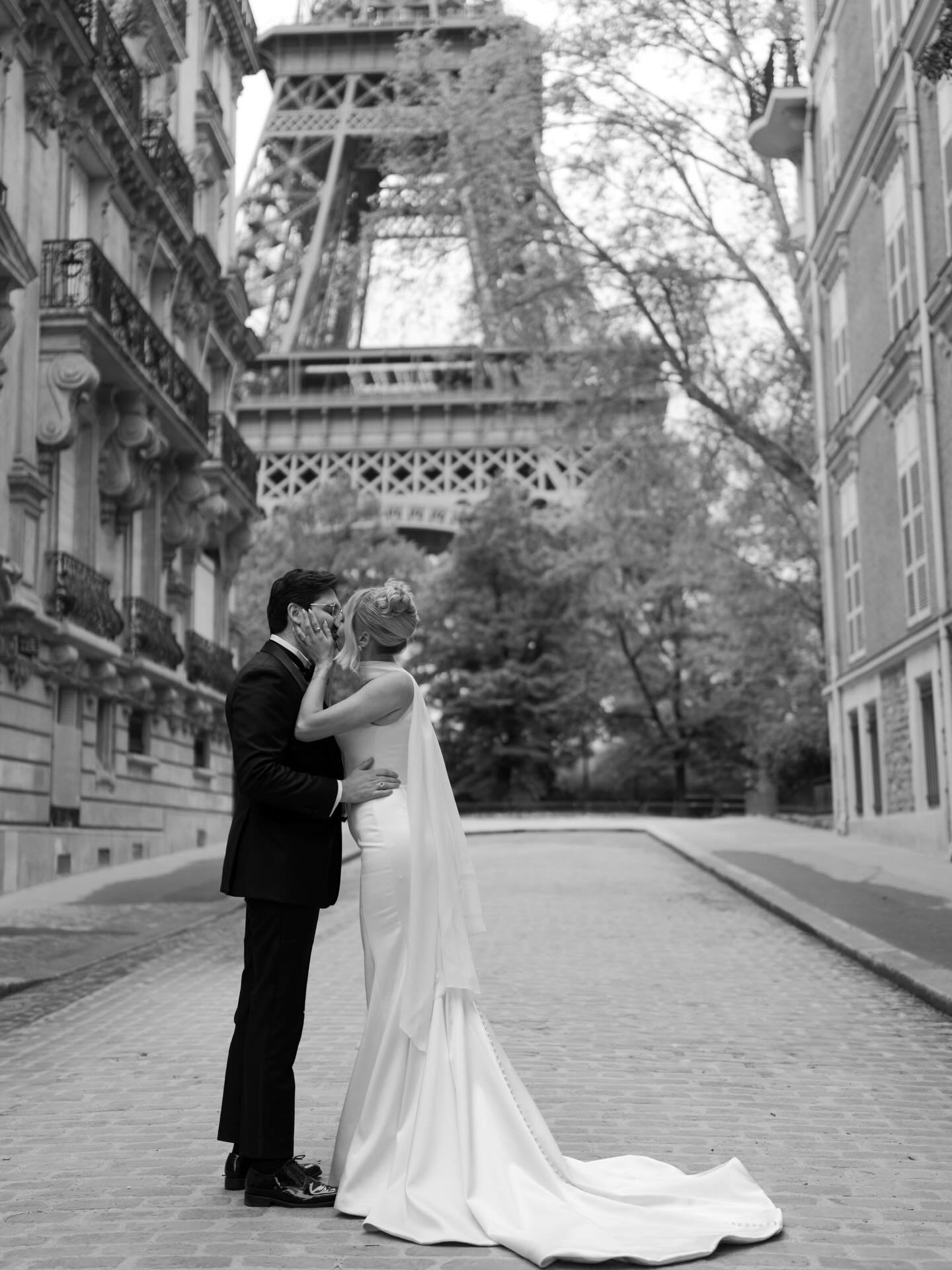 beautiful Parisian mornings 🇫🇷

ty to the gorgeous models - @itsjulialouise 

🏷️ 
#parisphotographer #parisweddingphotographer #franceweddingphotographer #francephotography #italyweddingphotographer