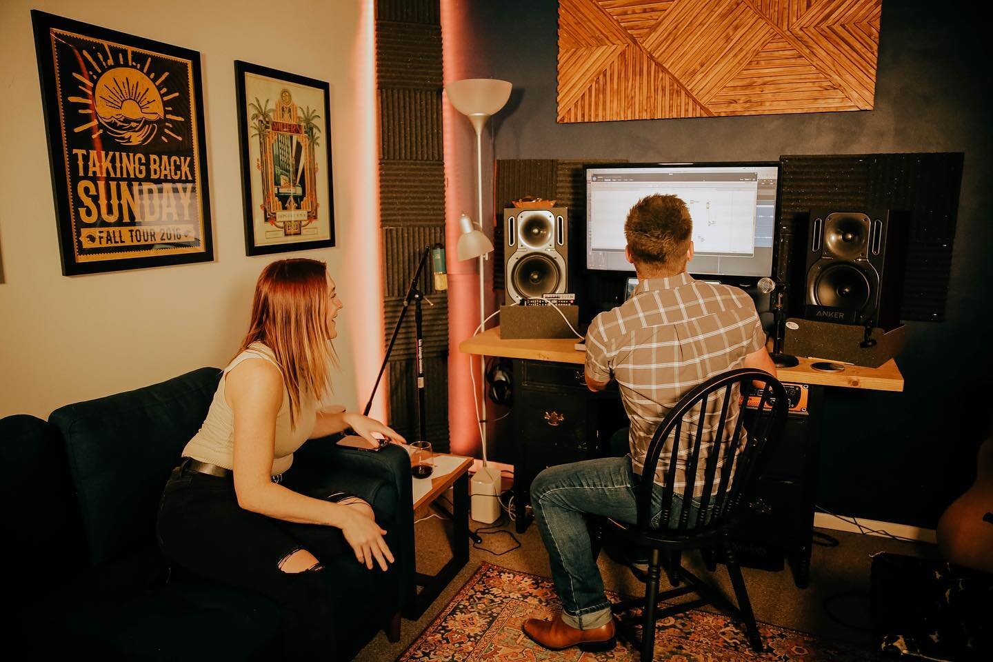 Are we excited about some beautiful three part harmonies or playing around with the vocal effects? 👀😅
.
.
.
.

📸: @mgarner08 
#RecordingStudio #Recording #RecordingArtist #Producer #NashvilleProducer #SoundEngineer #SelfProduced #Studio #HangingOu