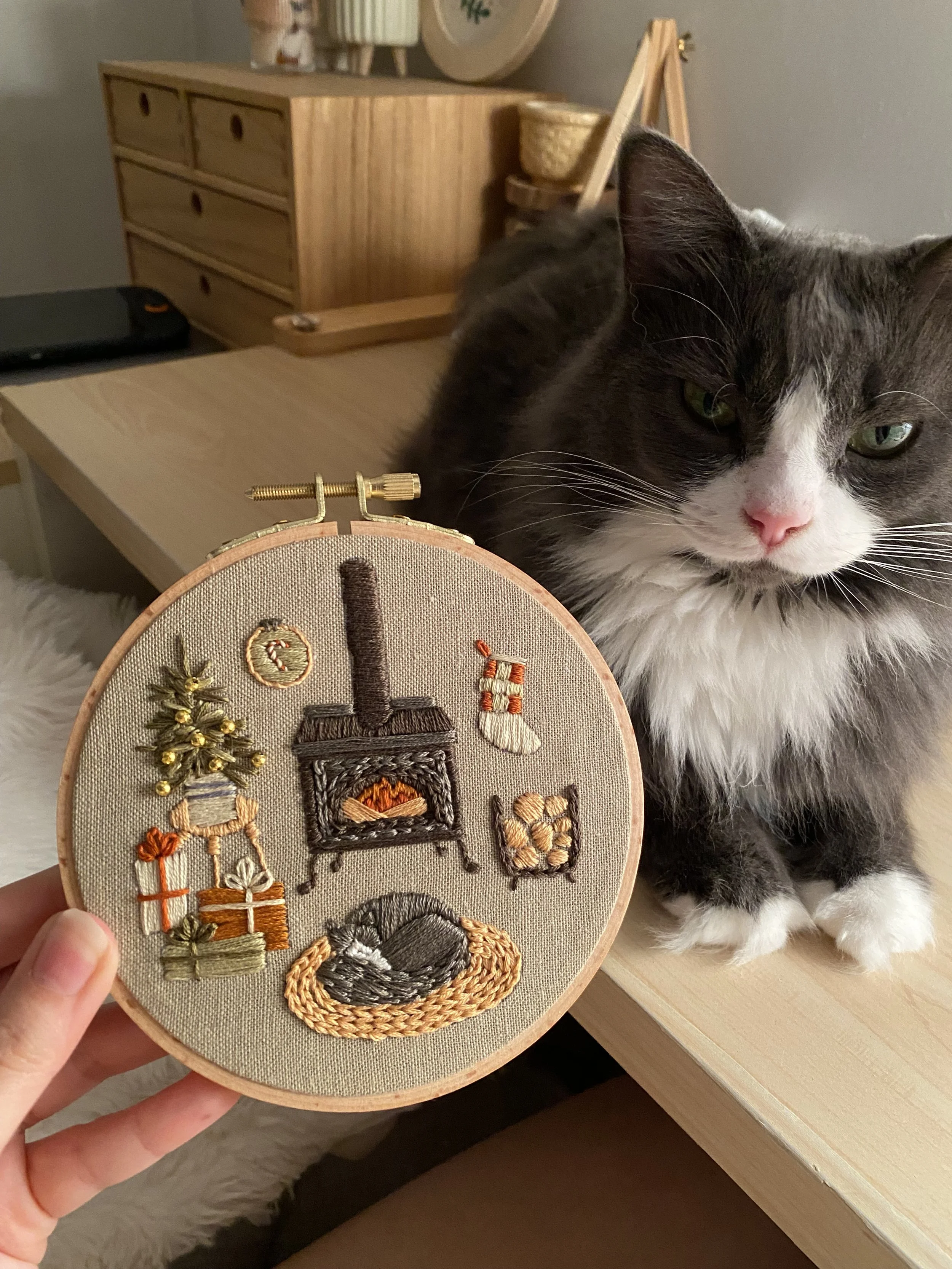 "Charlie au chalet" (modifié aux couleurs de son beau chat!) par Audrey R.