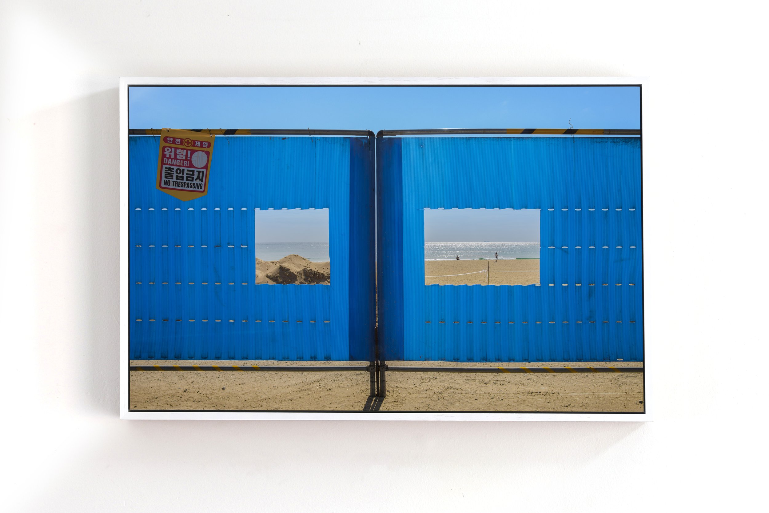 Untitled Scene - 제목 없는 장면 jemog eobsneun jangmyeon / 2018 / 50 X 73 x 5 cms / Pigment Print on Galerie Gloss / Face Mounted with Timber Frame