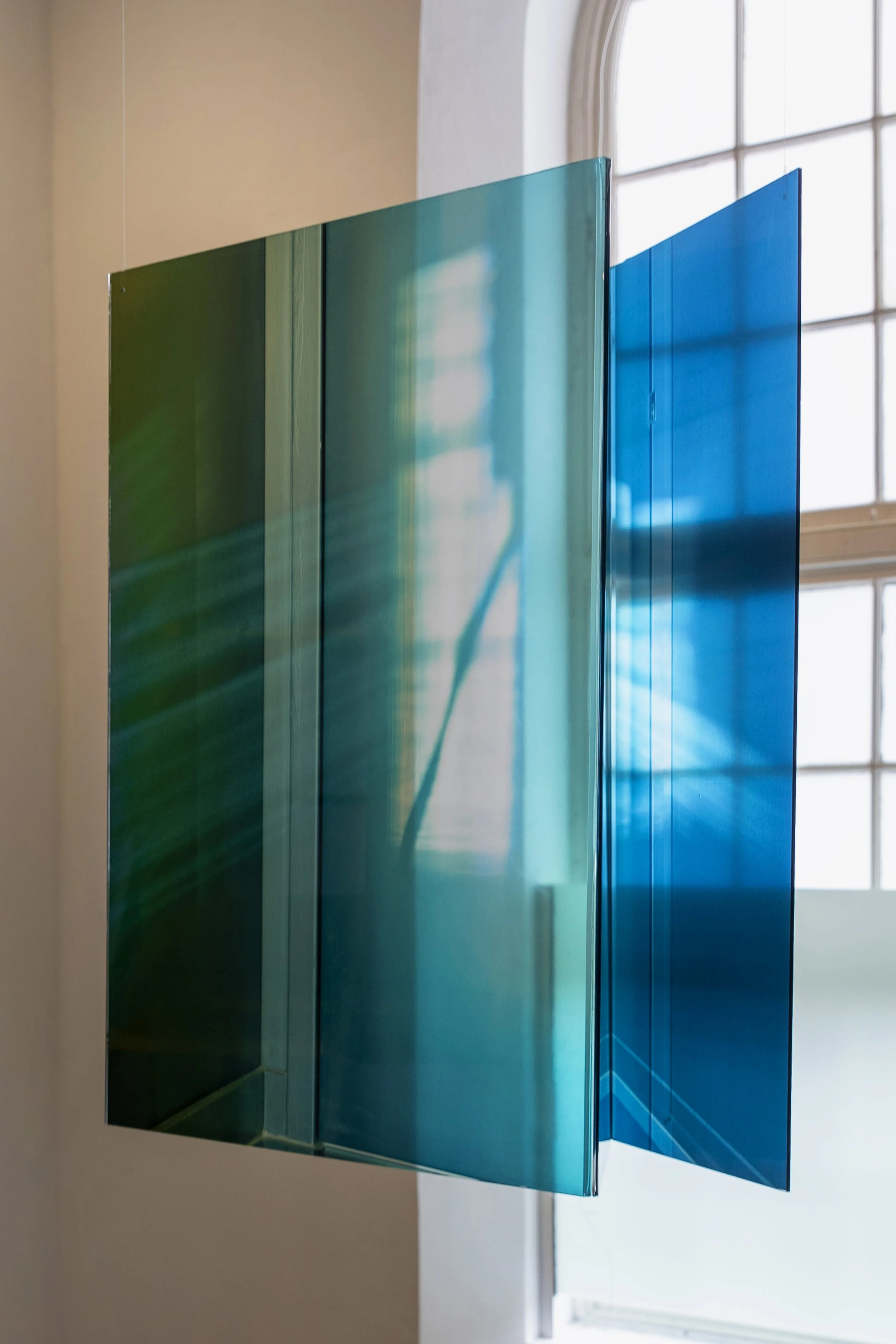 adjusting (2025) / Transparent Photo-Media, Folded Acrylic, Existing Architecture, Space, Light / 900 x 650 x 600 mm