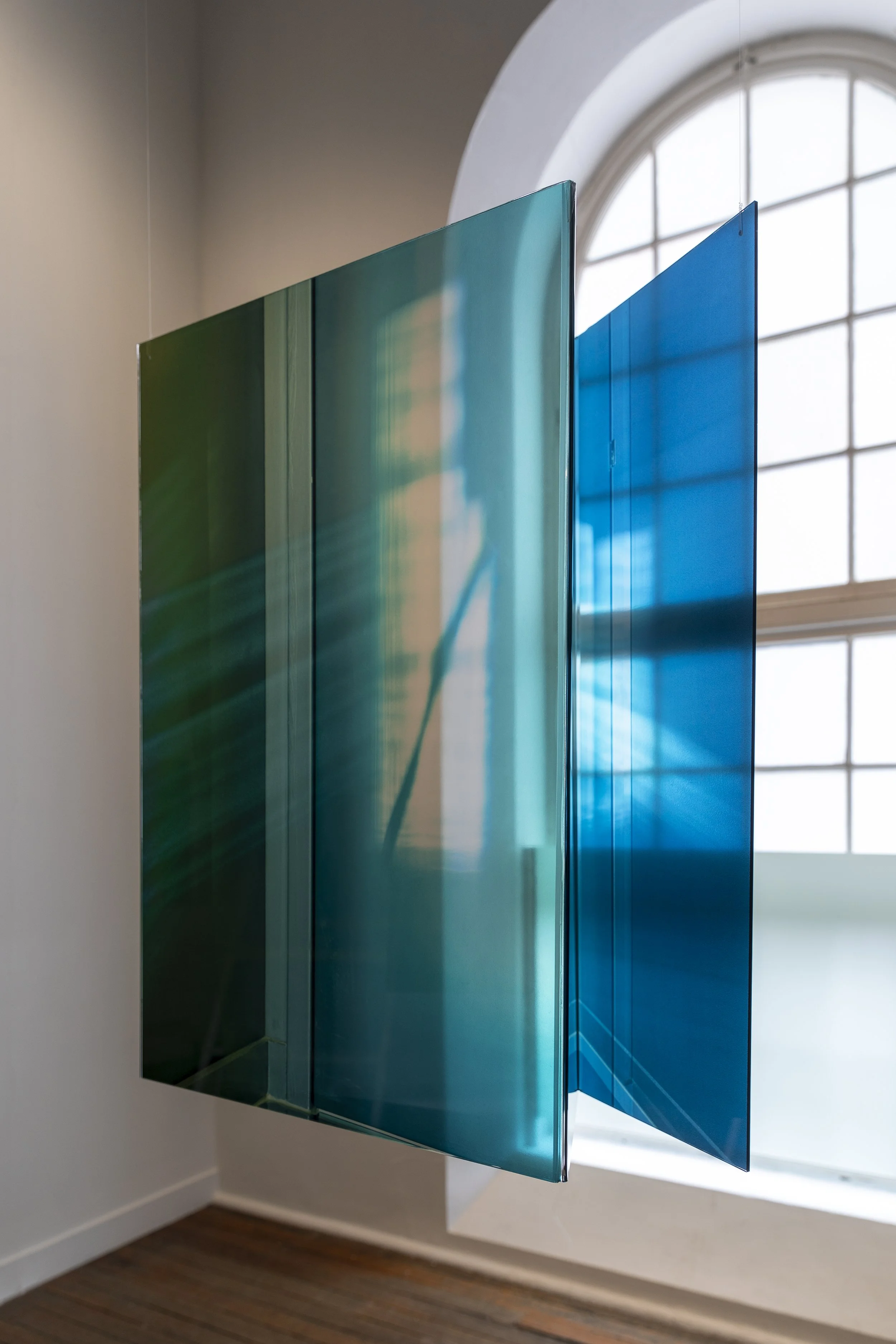 adjusting (2025) / Transparent Photo-Media, Folded Acrylic, Existing Architecture, Space, Light / 900 x 650 x 600 mm