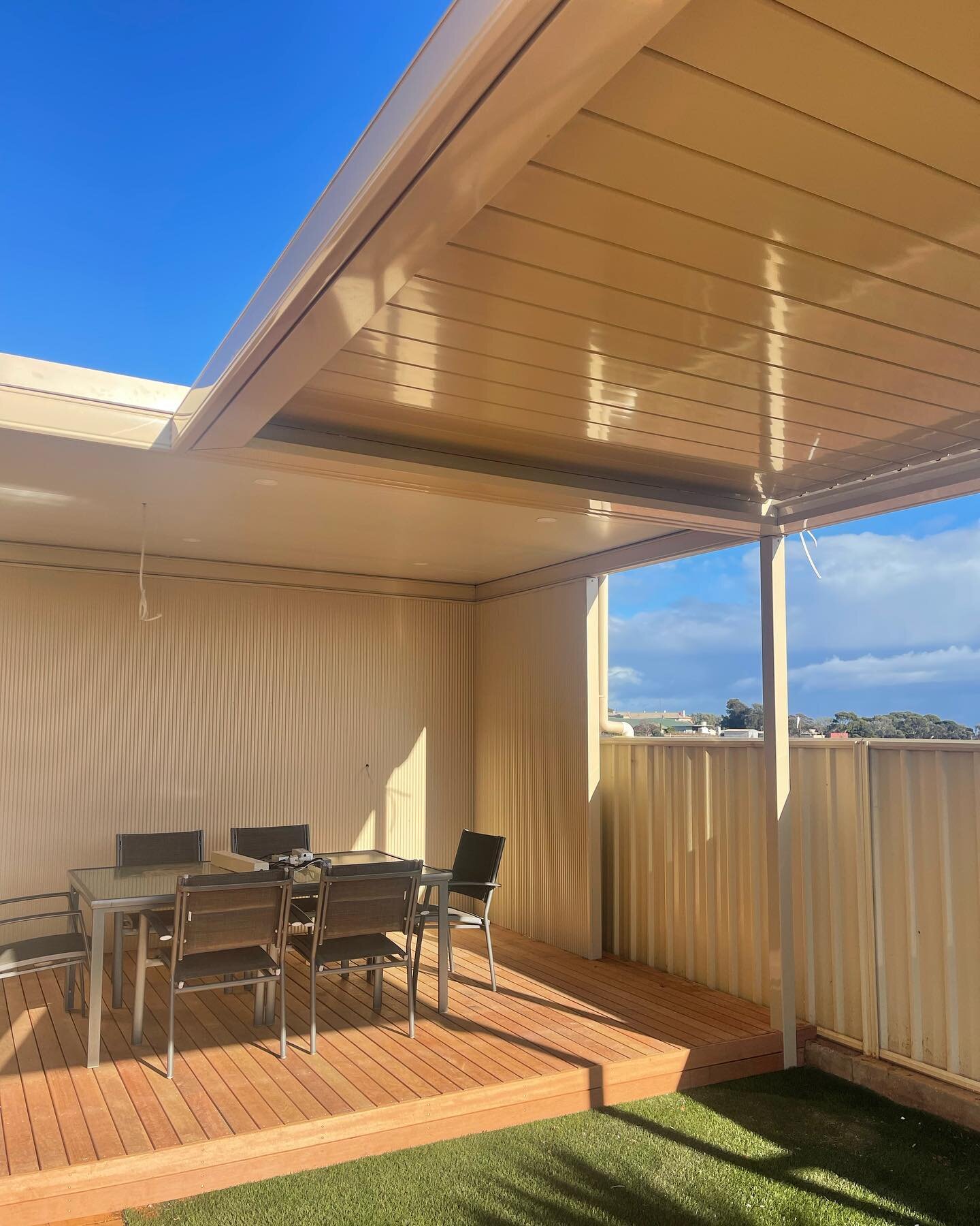 Replaced this clients dated timber pergola and decking area with a @stratcoaustralia Cooldek and opening flat roof, finished off with Downlights, mini orb wall and hardwood decking. Perfect for summer ☀️🍻