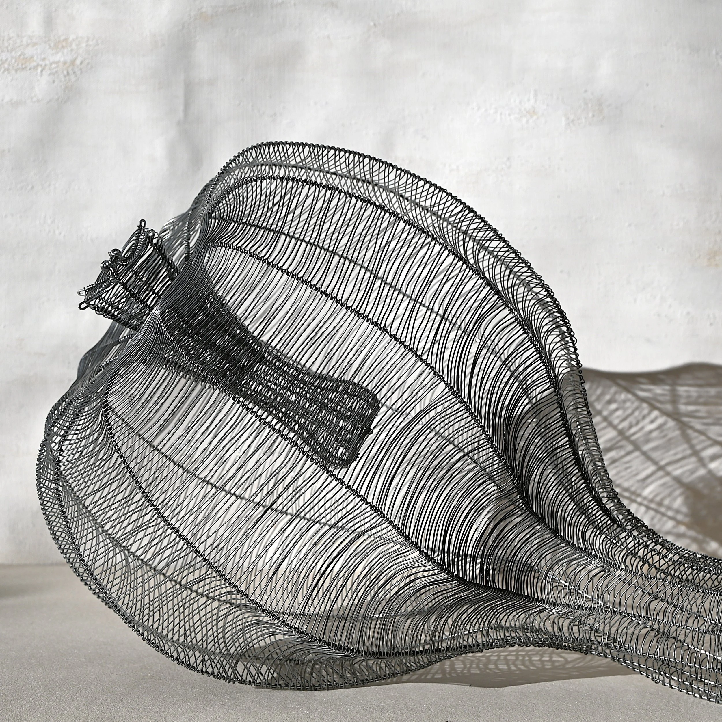 Drahtobjekt Maja Hochuli, majart.ch, Draht-Flecht-Kurse, Ateliermajart,
Draht-Kunst-Winterthur, Kunst-im-Garten, Schneckenhaus-aus-Draht, Draht-Korb