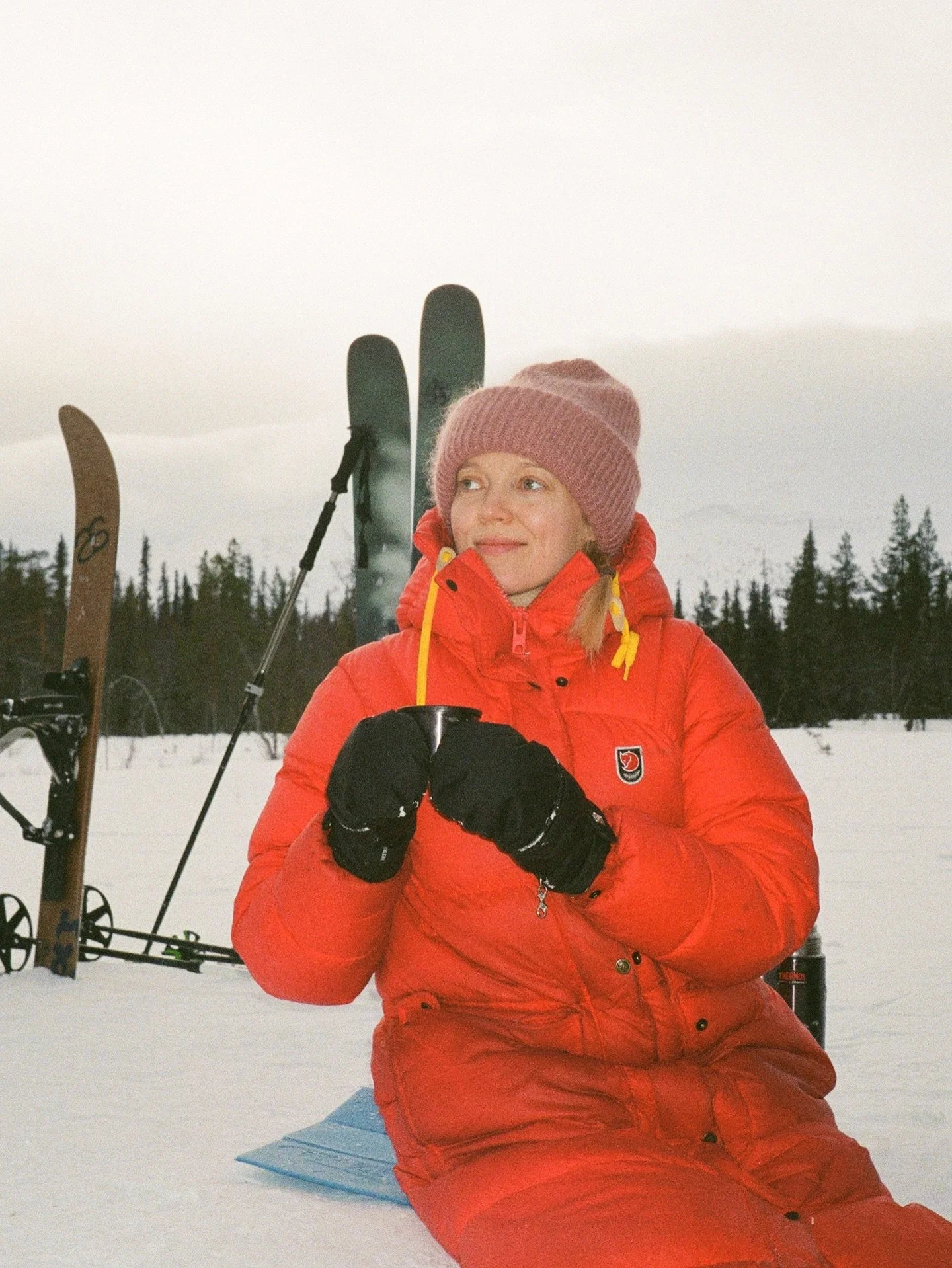 32 🎈

Tuntuu kuin lotossa ois voittanut. Miten el&auml;m&auml; voikaan olla n&auml;in ihanaa. 

Voisin tarinoida ummet ja lammet seikkailuista, arjen tavallisuudesta, p&auml;ivien samanlaisuudesta. Toisaalta haaveista seikkailla tuntureita suhaten n