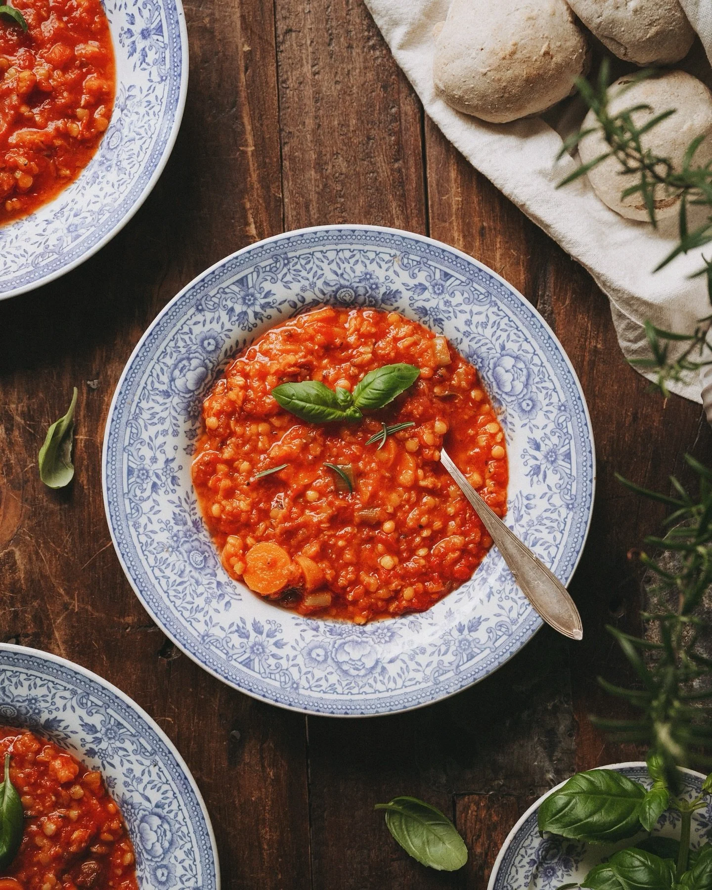 Arjen helppo ja halpa &mdash; yrttinen linssikeitto 🍅🤎 Resepti, jonka oon oppinut &auml;itilt&auml;. Sen nerokkuus perustuu siihen ett&auml; keitto on:

- &auml;lytt&ouml;m&auml;n edullinen
- helppo ja nopea valmistaa vaikka pikkuvauva-arjessa
- ra