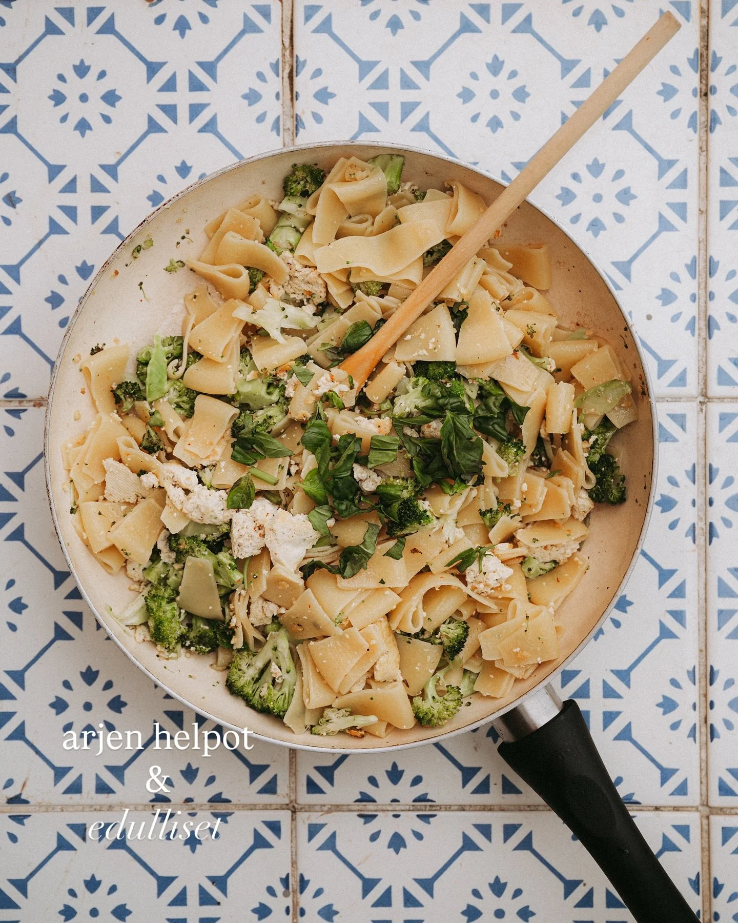 Jos italialaiset jonkin osaa niin se on yksinkertainen, sesongin kasviksiin ja edullisiin raaka-aineisiin nojaava tyyli laittaa ruokaa. Arkiruokaa siis parhaimmillaan!

Yks t&auml;llainen cucina povera (k&ouml;yh&auml; keitti&ouml;) resepti on parsak