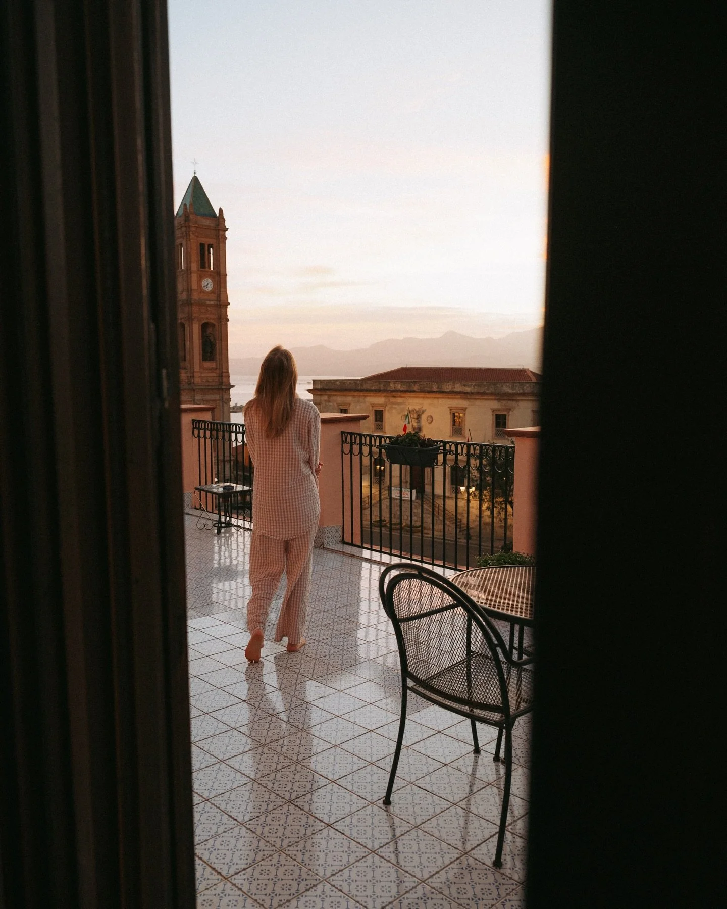 H&ouml;ps&ouml; min&auml; - meinasin melkein unohtaa miten onni asuu just n&auml;iss&auml; isoissa pieniss&auml; hetkiss&auml; ☕️🍊