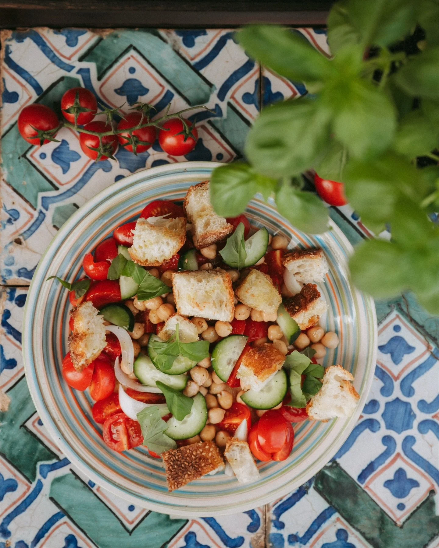 Jatkossa jos mulla iskee tenkkapoo mit&auml; italialaista sit&auml; kokkais niin kaivan t&auml;n listan esiin. Italialainen keitti&ouml; kun on muutakin kuin parmesaania ja mozzarellaa 👌🏻

Esimerkiksi panzanellaa! Sisiliassa ihastuin uudelleen t&au