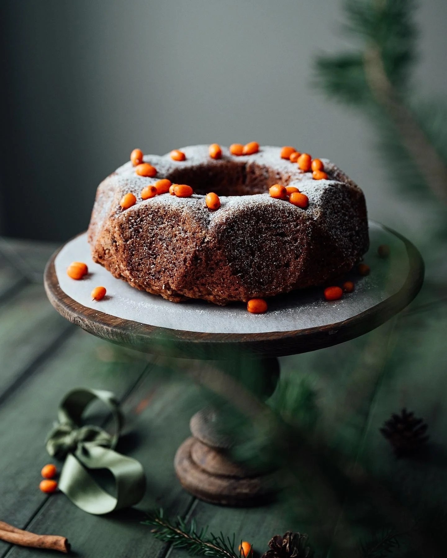 K&auml;si yl&ouml;s viime hetken joulun laittajat 💁🏼&zwj;♀️✨ Jos jossakin oon hyv&auml; niin asioiden j&auml;tt&auml;misen viime tippaan. Niin my&ouml;s jouluruokien valmistuksen. Taatelikakku tuli juuri uunista ja seuraavaksi ryhdyn myskikurpitsa-