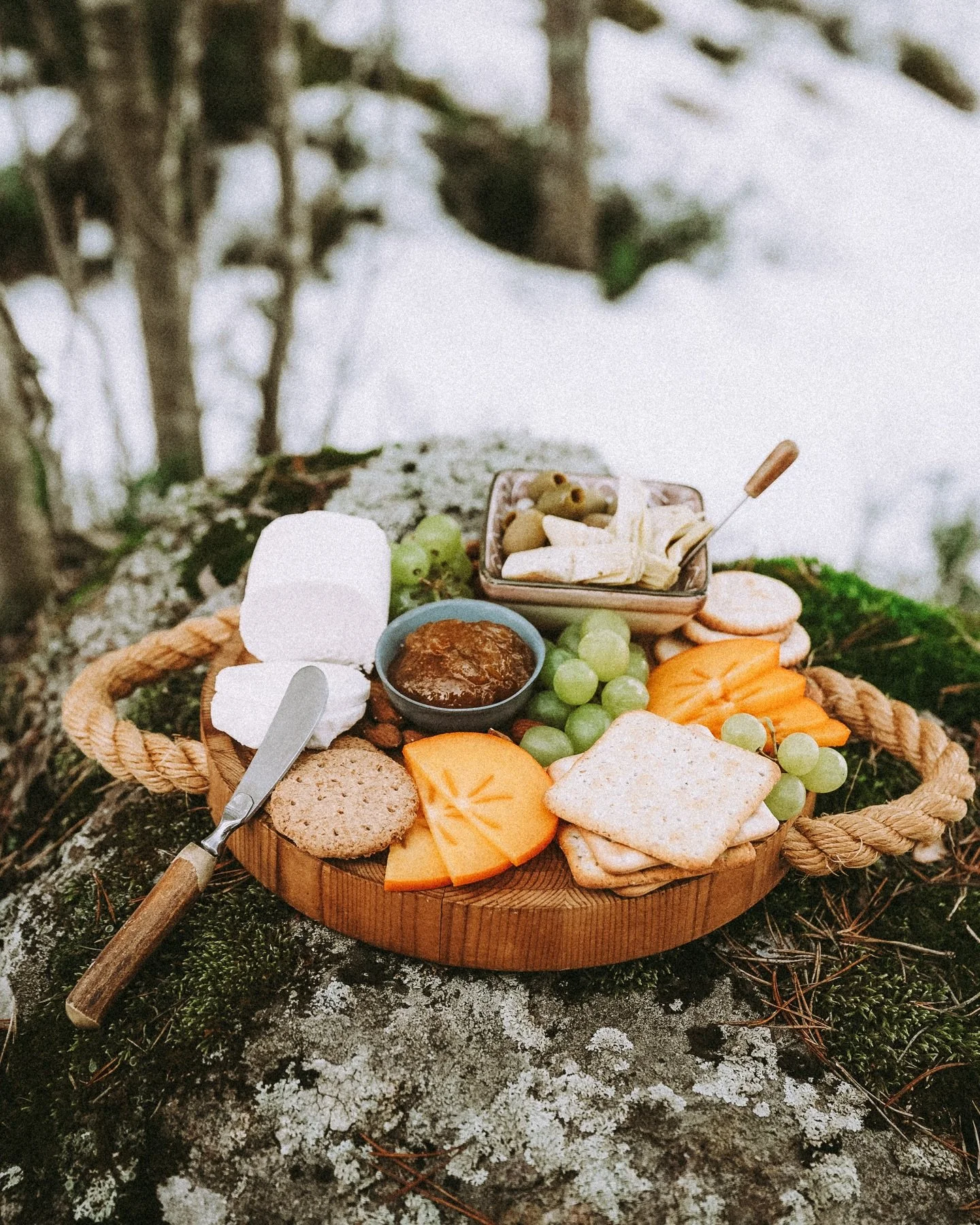 Uudenvuoden juustolautanen 🧀💫 Jos uudenvuoden tarjoilut on viel&auml; yks iso kysymysmerkki niin 100% hyv&auml; idea on k&auml;yd&auml; kaupan kautta ja koota helppo mutta herkku juustolautanen. 

Laudalle kootaan lempparijuustoja, hedelmi&auml; (p