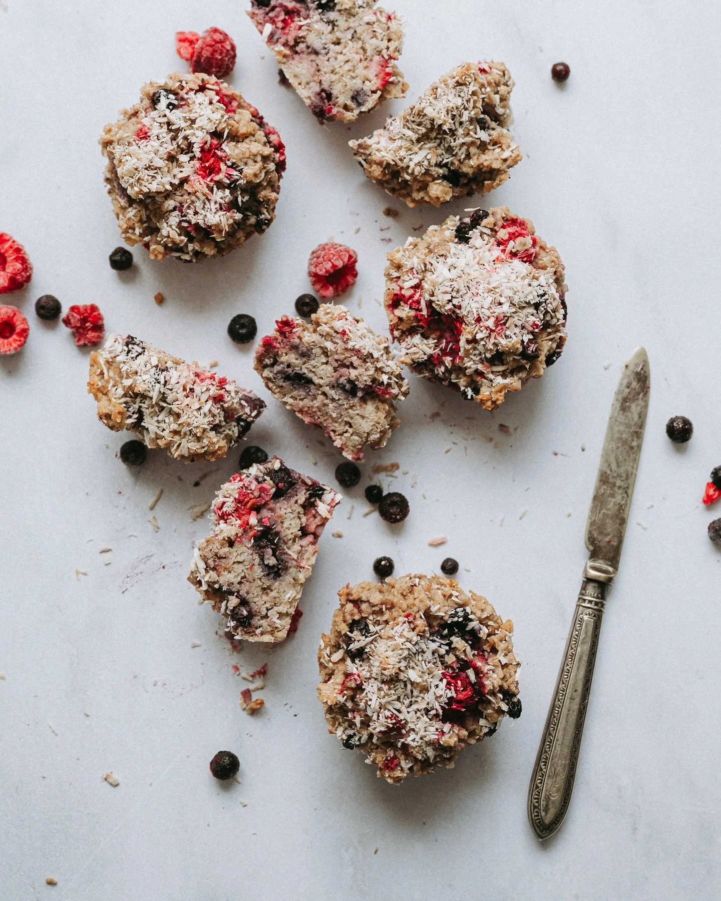 Ep&auml;suosittu mielipide mutta musta leivonnan ei aina tarvii tarkottaa &ouml;verimakeeta tai roppakaupalla sokeria. 

Leipomukset voi my&ouml;s tehd&auml; hyv&auml;&auml; ja niit&auml; voi huoletta sy&ouml;d&auml; vaikka aamupalalla &mdash; niinku