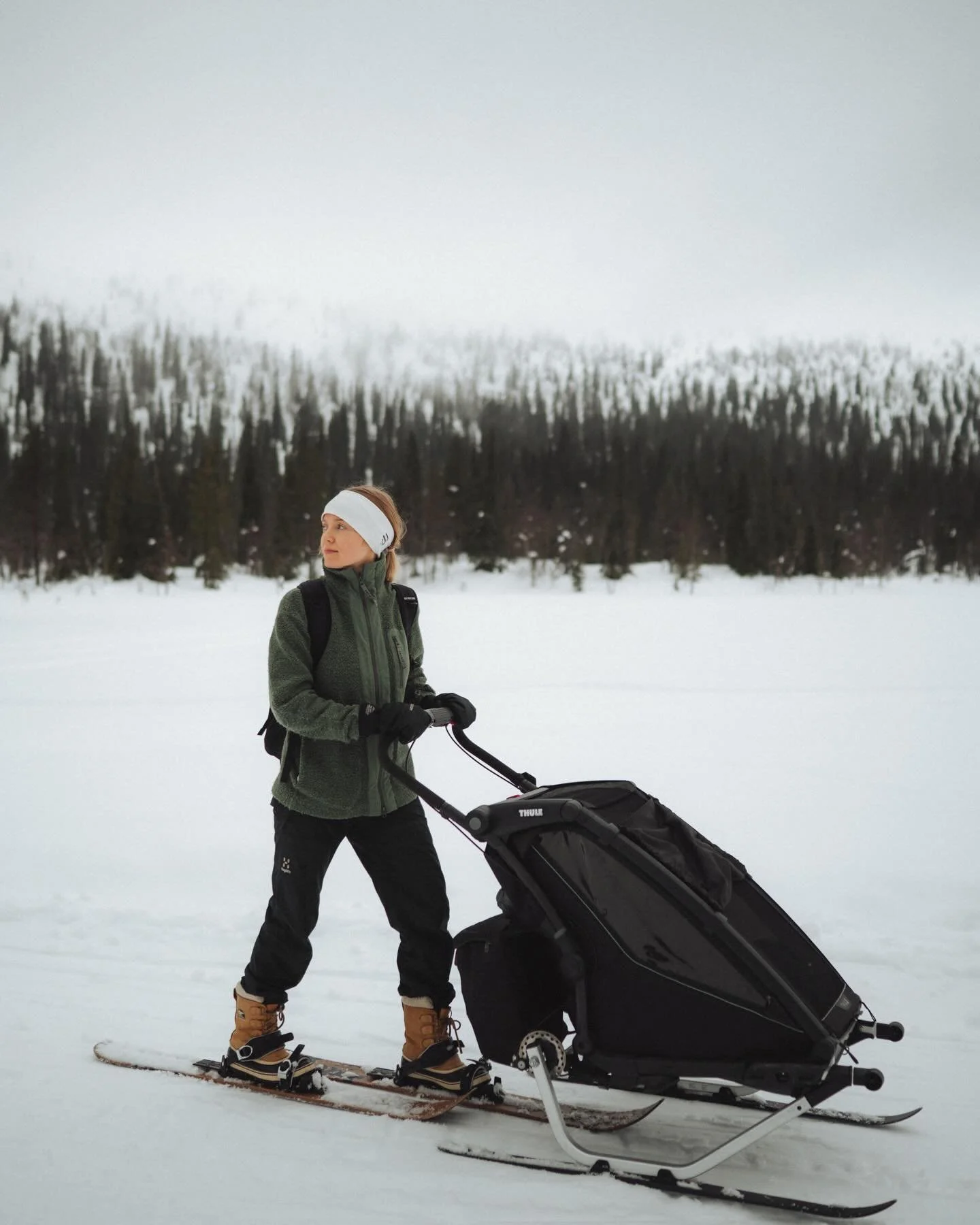 Ensimm&auml;inen talviretki vauvan kanssa 🤍 Keli py&ouml;ri nollan molemmin puolin, ei kovin kaunista mut omalla tavallaan tosi ihanaa kuitenkin. Hiihdeltiin varaustuvalle mustavalkoisen maiseman l&auml;pi, l&auml;mmiteltiin kaminan edess&auml; ja p