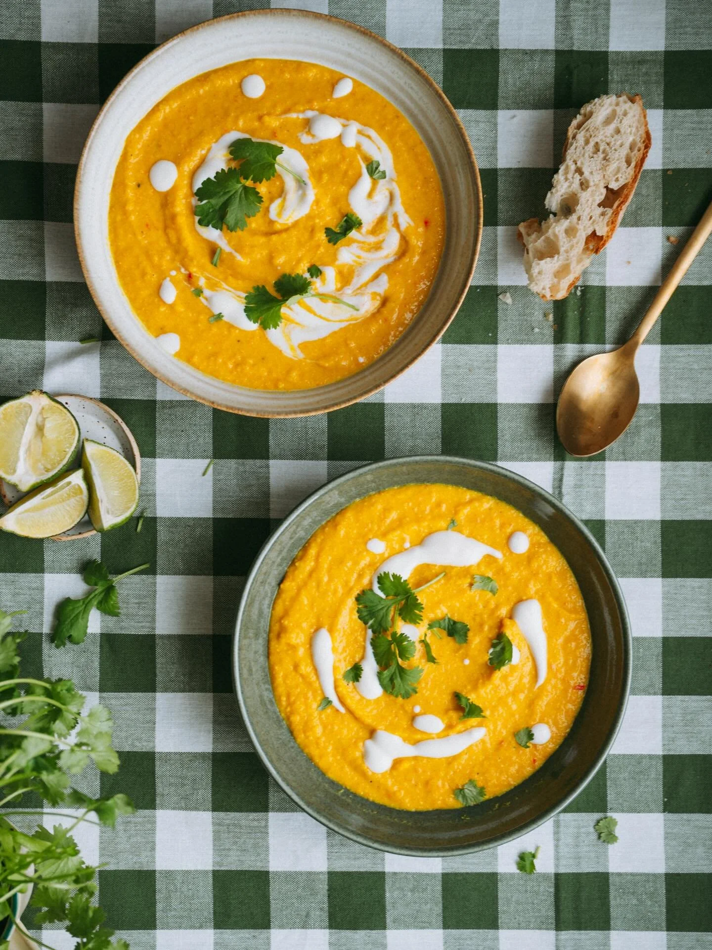 Arjen helppo, halpa ja hyv&auml; &mdash; keitto joka saa raikkauden limest&auml; ja proteiinin linsseist&auml;. T&auml;t&auml; meill&auml; sy&ouml;d&auml;&auml;n silloin kun ruoka pit&auml;&auml; saada p&ouml;yt&auml;&auml;n nopeasti (eli aika usein 