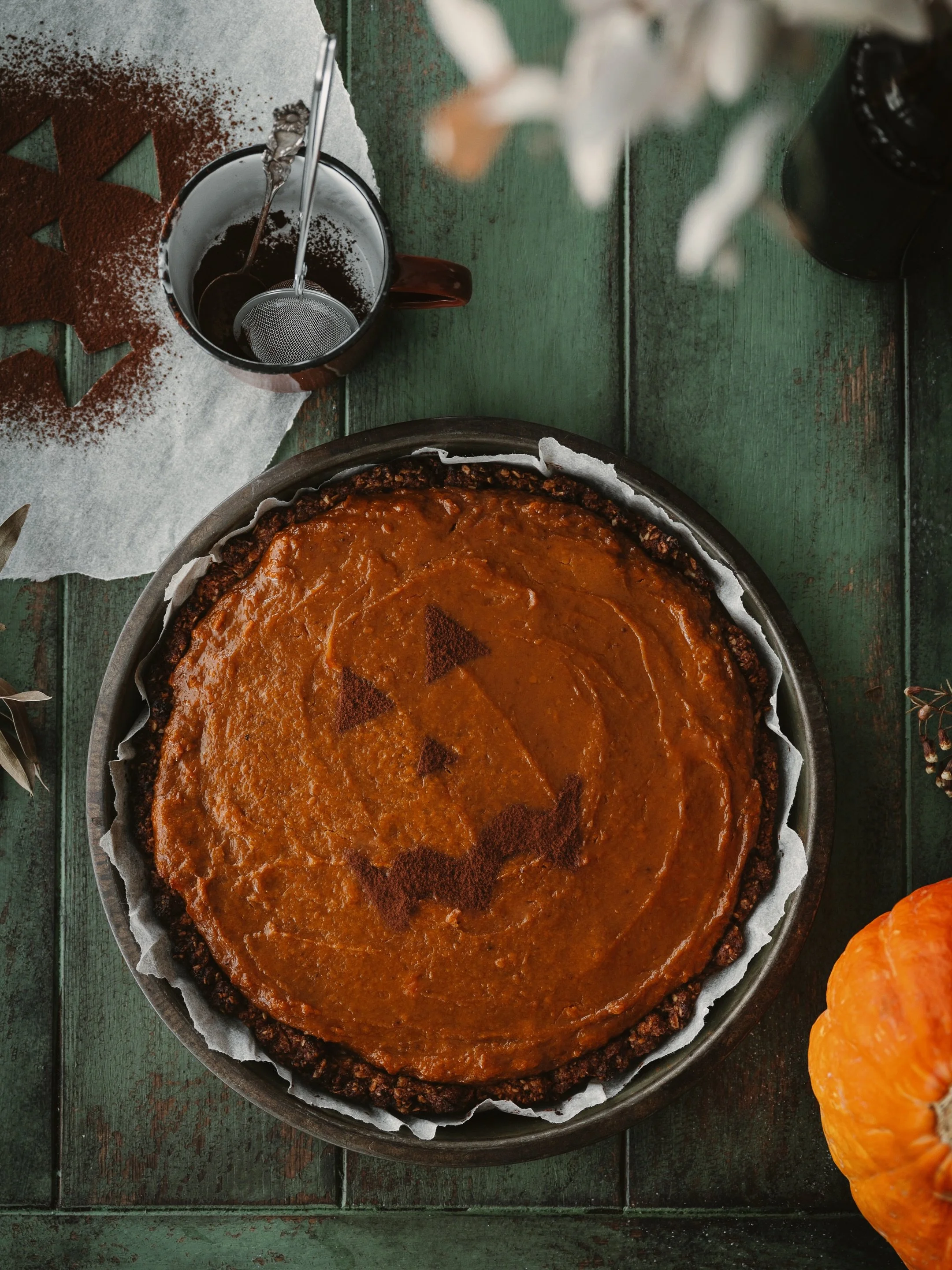 Lupaan ettei kukaan arvaa, ett&auml; t&auml;&auml; piirakka on 90% bataattia &mdash; sopii siis t&auml;ydellisesti lapsille! En oo yht&auml;&auml;n halloween tyyppi&auml; mut jos juhlisin niin leipoisin t&auml;n helpon bataattipiirakan 🎃

Ota t&auml