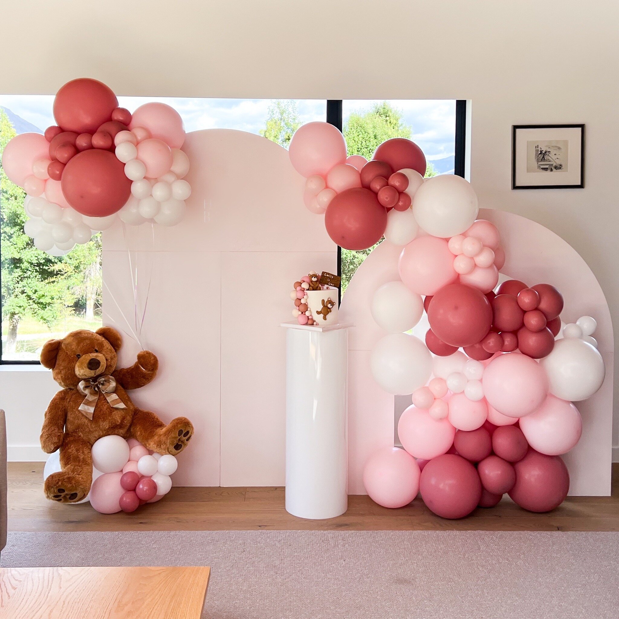 Emily's first birthday was a teddy bear dream come true, with all shades of pink making it extra sweet!

 #queenstownnz #queenstown #wanakanz #wanaka #newzealand #wānaka #newzealandguide  #balloon #balloonarch #balloondecor #balloonartist #balloonsty