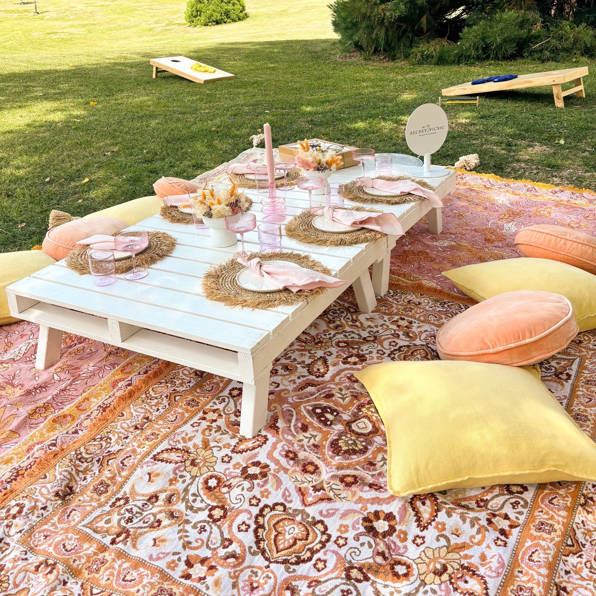 H A P P Y  S U N D A Y 💛 

Our Wildflower picnic style shines bright on this summer's day. Cornhole, cheese and champagne is the perfect recipe for a fantastic time with your girls

 #queenstown #lawngamehire #wanaka #wanakatree #lovewanaka #picnic 