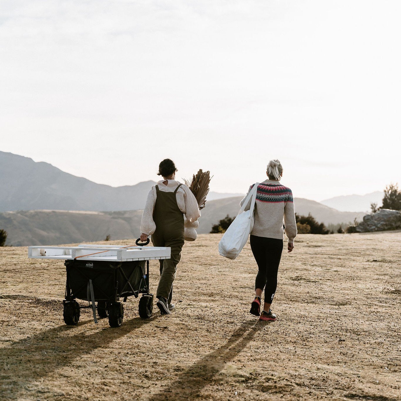 Morēna 🍂 there's something magical about the mornings currently. The crisp air, serene stillness, and autumnal colours. Combined they create a truly stunning setting for our picnics.