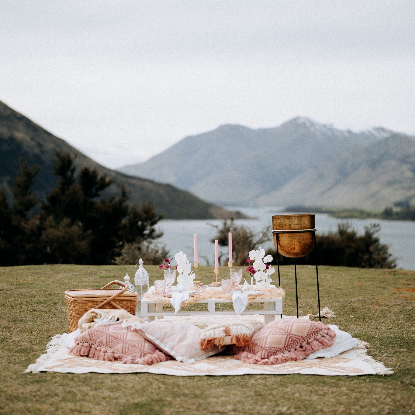 A whimsical proposal wrapped in pink tones, amidst the mountains that make the moment pure magic 💖 

📸  @katealexandraphoto