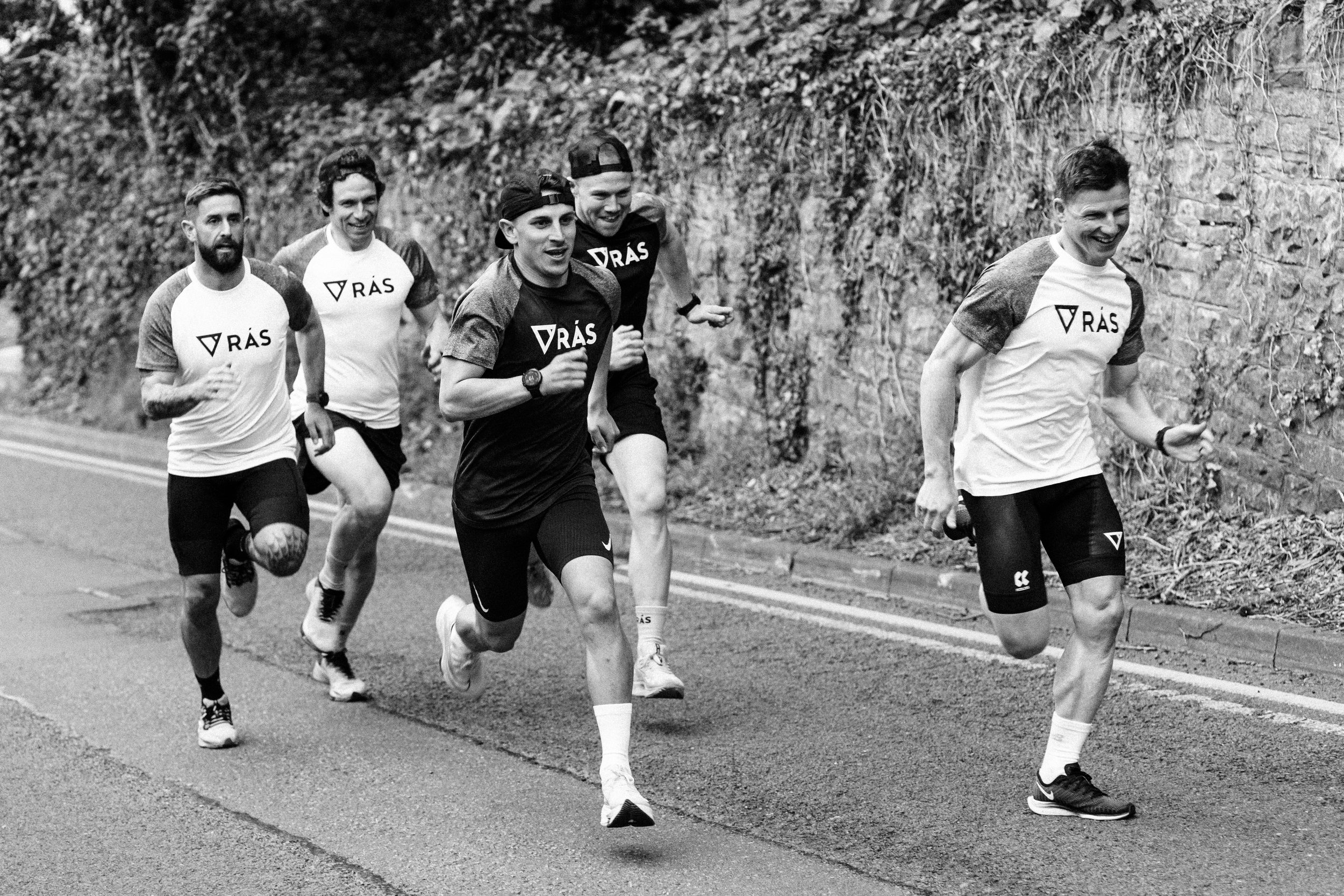 RÁS - Group of male athletes running uphill