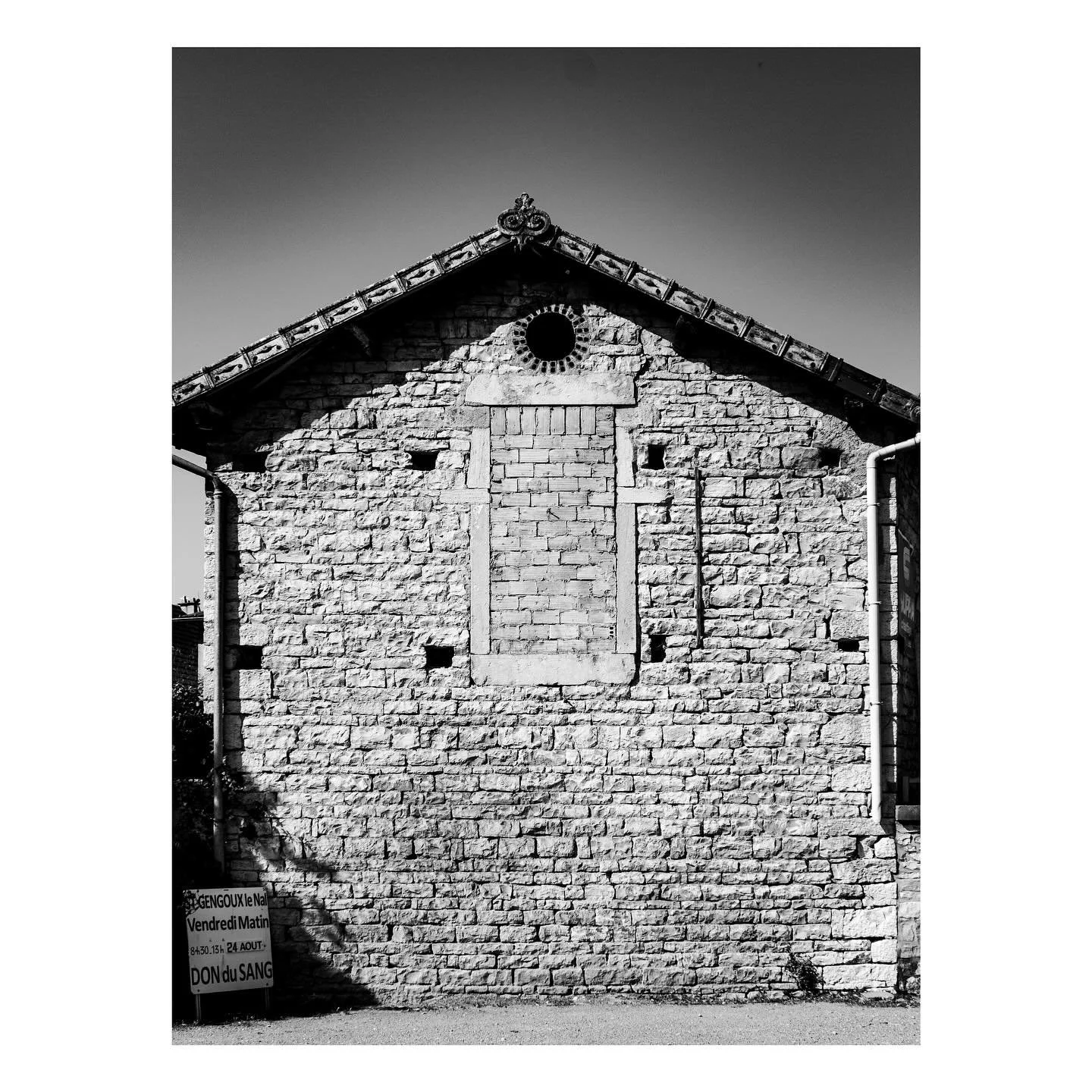 The gable of this ancillary building in Saint-Gengoux-le-National exposes a series of evolutions of this building over time.

Although it isn&rsquo;t certain to me, the holes in the facade in regular order appear to suggest floor joists such as mezza