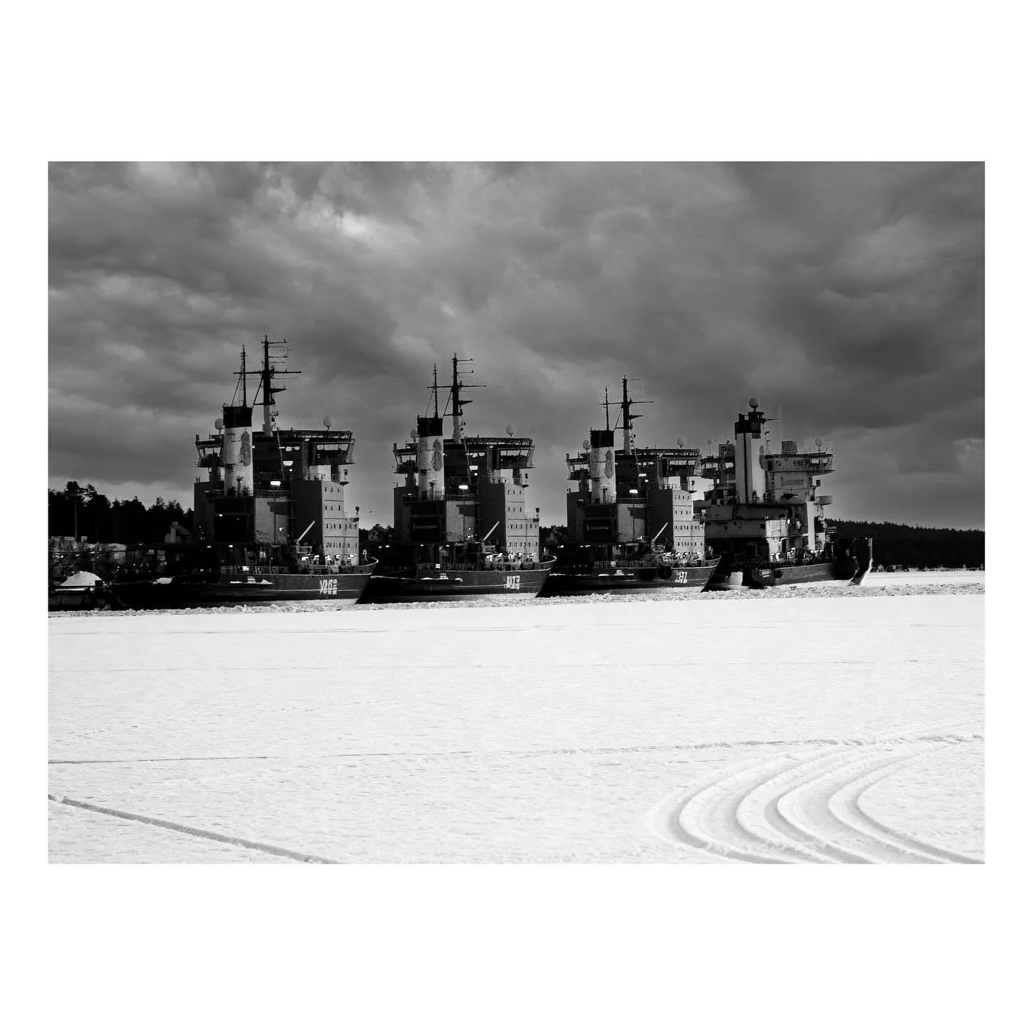 With winter temperatures plunging to minus 30oC, the Gulf of Bothnia between Sweden and Finland can be frozen some metres deep - to such a degree that people as well as large vehicles can choose to pass across the frozen gulf in some places, rather t