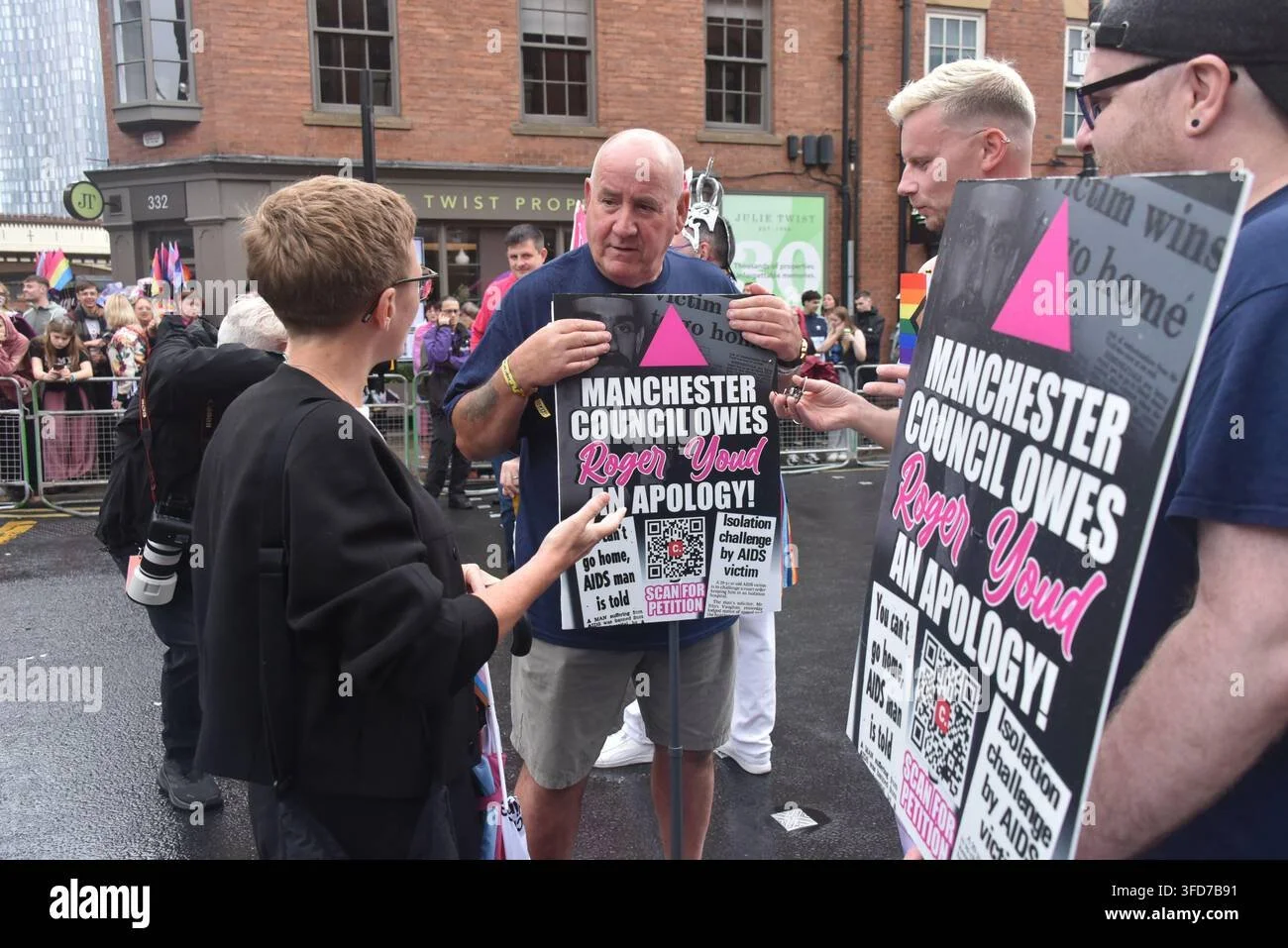 manchester-uk-29th-august-2026-bev-craig-left-mayor-of-greater-manchester-formerly-leader-of-manchester-city-council-talks-to-men-with-placards-that-say-that-roger-youd-deserves-an-apology-from-manchester-city-coun.jpg