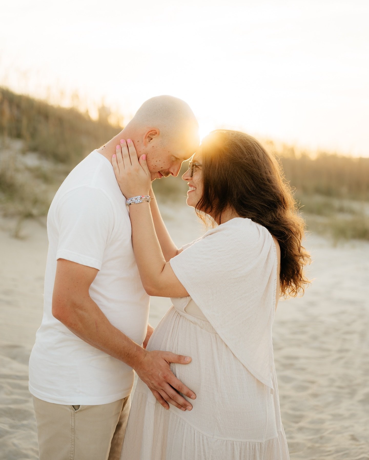 This maternity session on Tybee island was so stunning ✨