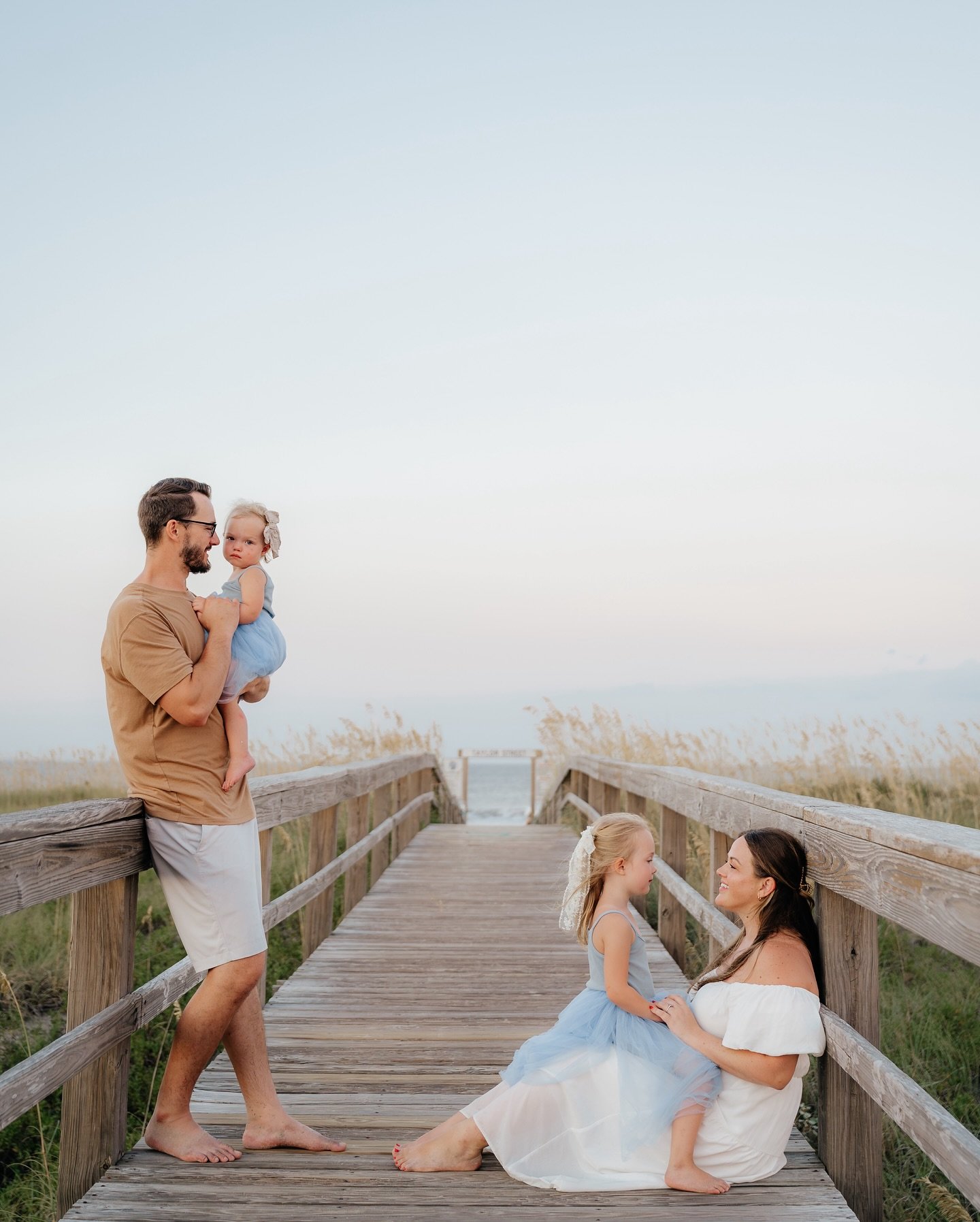 Sometimes, the best images come from unposed, raw moments. I had so much fun running &amp; playing on the beach with this beautiful family 🫶🏻