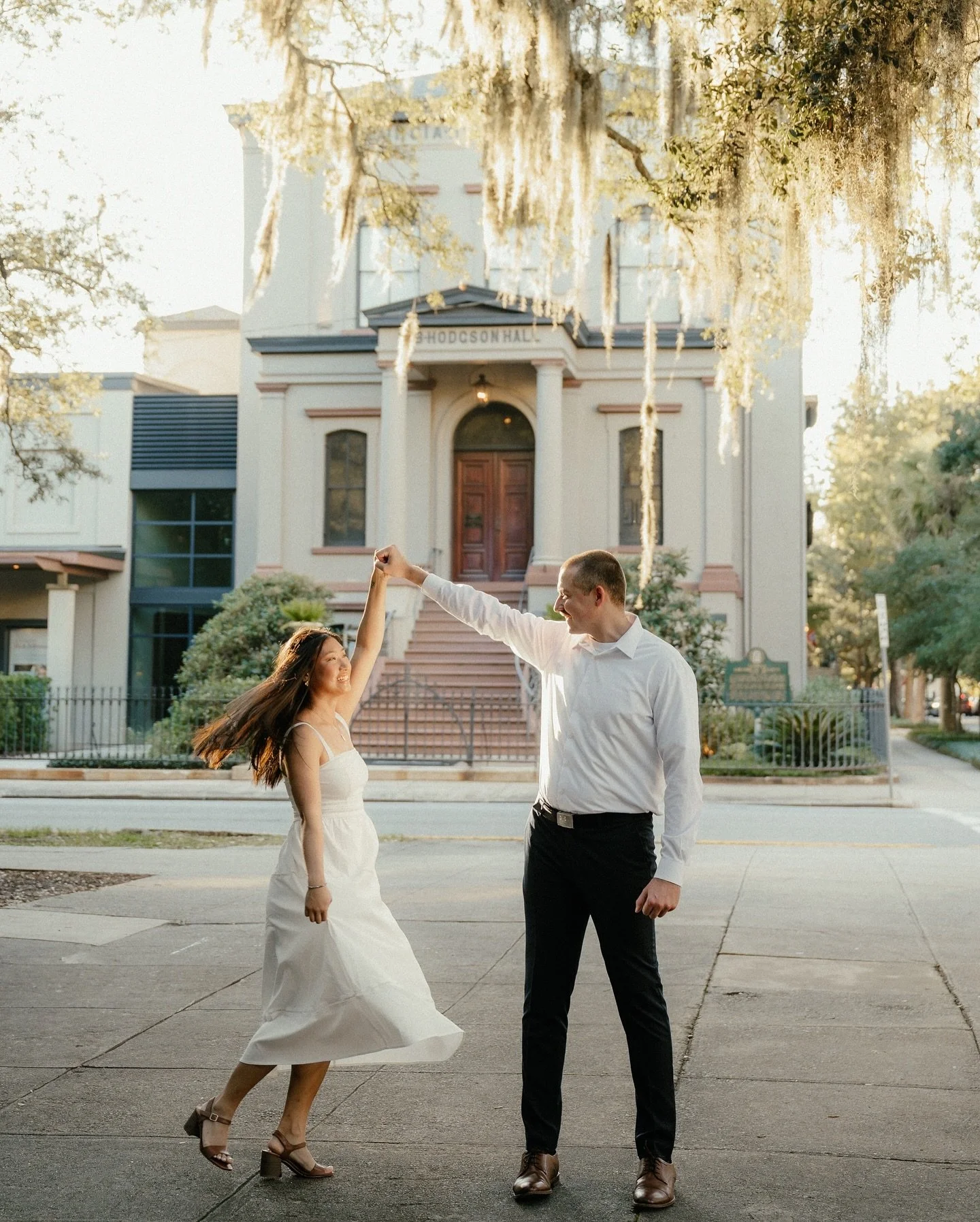 Historic charm, oak trees, and Spanish moss &mdash; downtown Savannah was the dreamiest backdrop for Anna and Brandon&rsquo;s engagement photos 🕊️