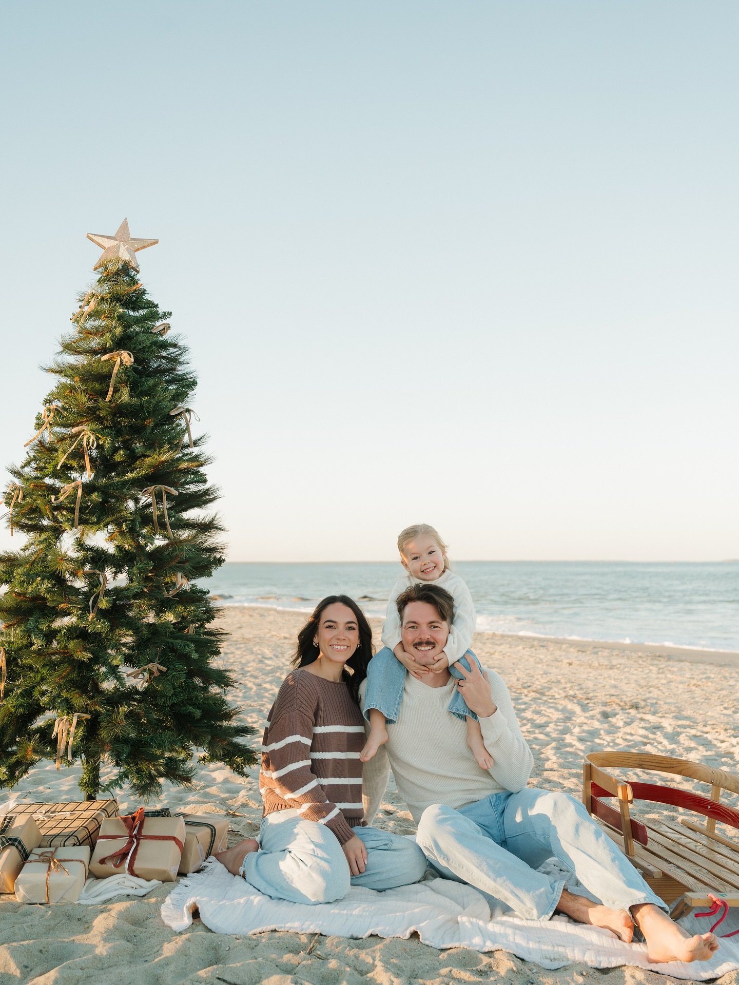 I&rsquo;m so excited to announce that Christmas Minis are back, and this year and I&rsquo;m bringing all the holiday magic to beautiful Tybee Island! 🌲✨

Imagine cozy beach vibes mixed with festive holiday cheer, the perfect backdrop for capturing y