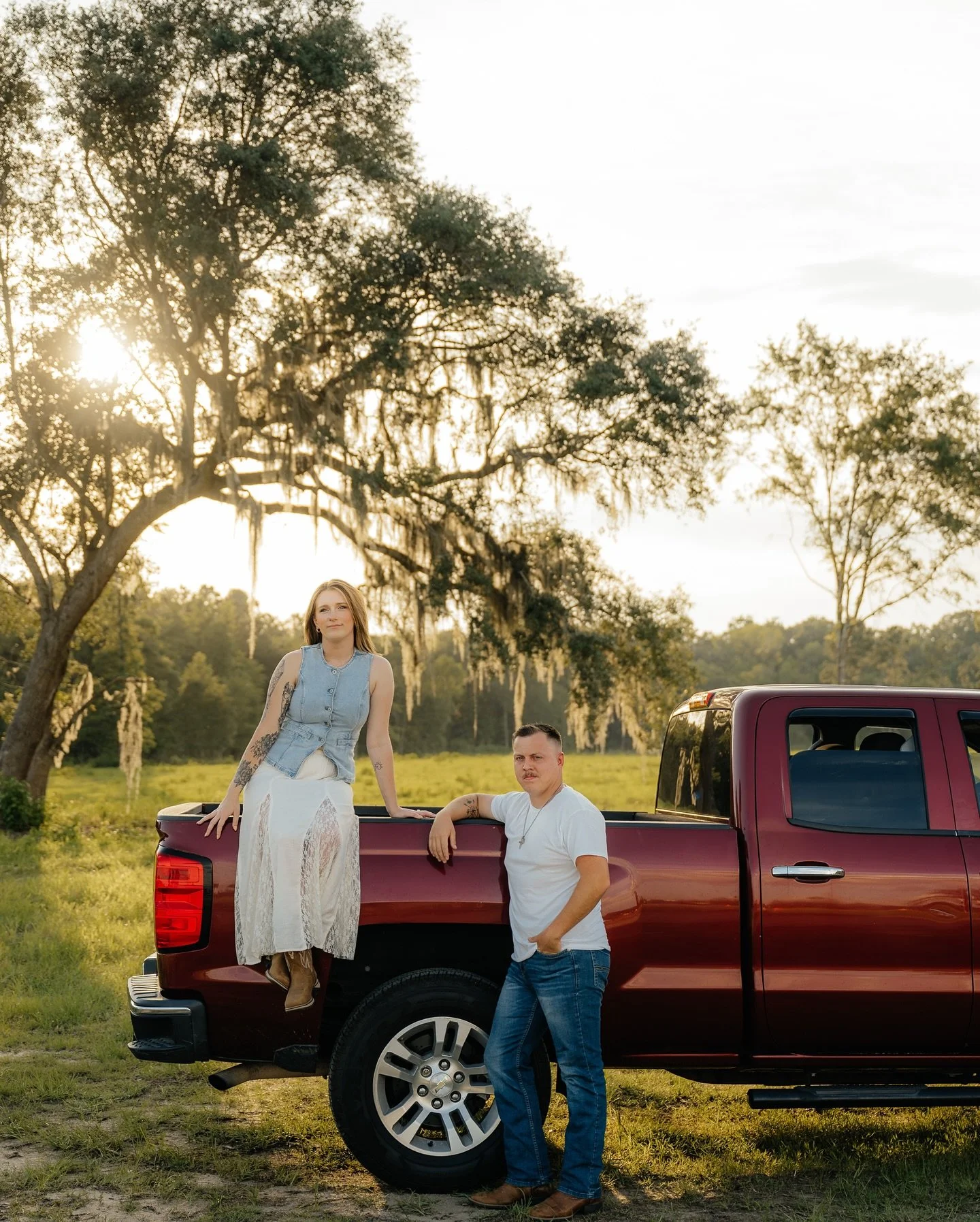 Swipe to the end for a cute little surprise 🤭 

Had the best time capturing these two with their truck&mdash;pure magic in every frame, plus that golden hour glow 🌞 come onnn!! 

 #savannahgaphotographer #savannahgeorgia #couplesphotography #couple