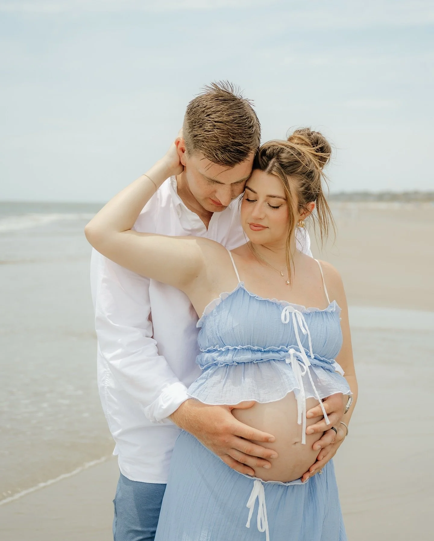 Hii! I know I&rsquo;ve been a little MIA on here, so I thought I&rsquo;d share this beautiful maternity session from a bit ago! 🌊 I miss being behind the camera (and on the beach!) so much 🥲

Still counting down the days until baby boy makes his ar