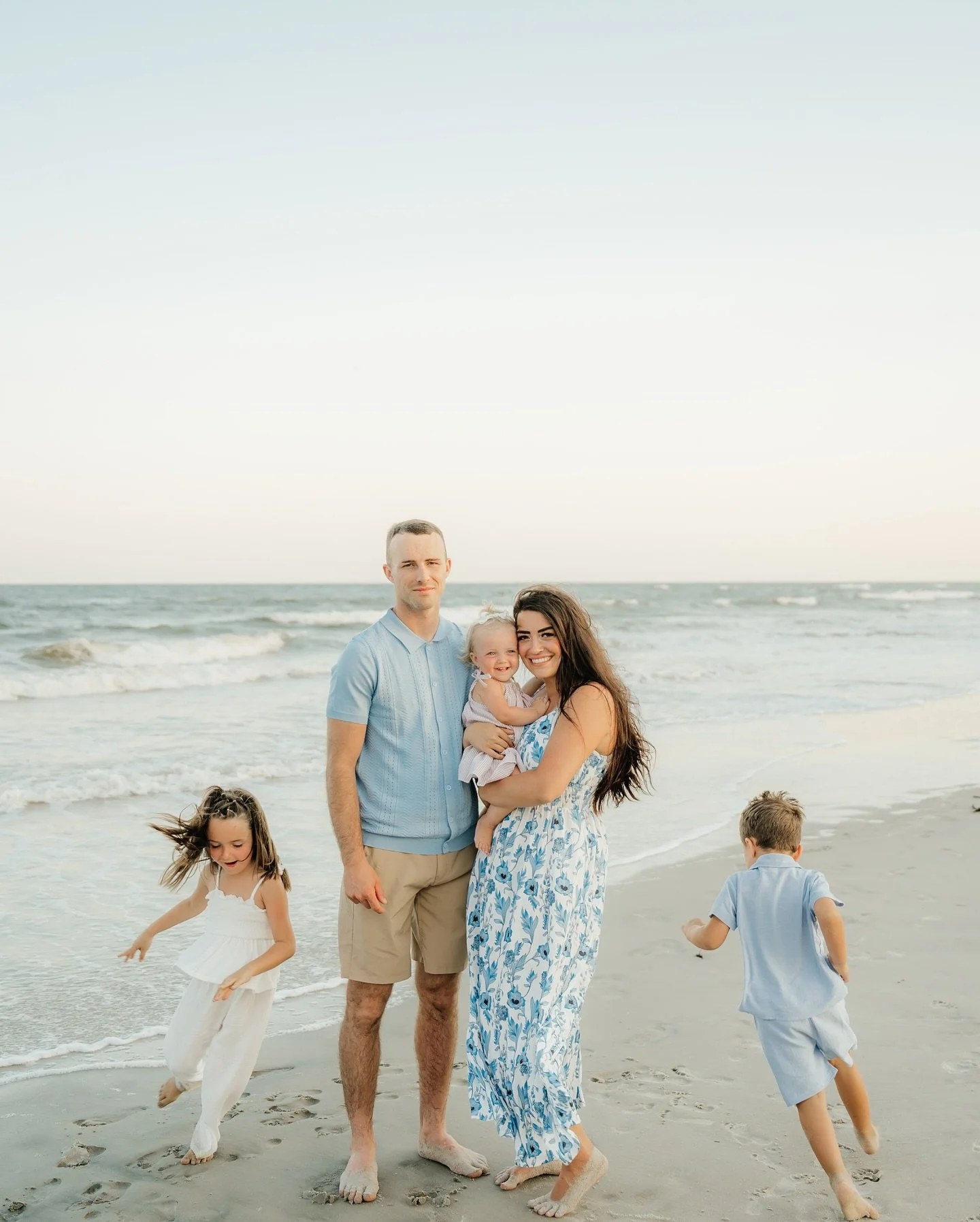 Extended family sessions on the beach are some of my favorites. There&rsquo;s something so special about freezing these moments&mdash;generations together, laughter in the breeze, and love that spans decades. Grateful to be the one behind the lens fo