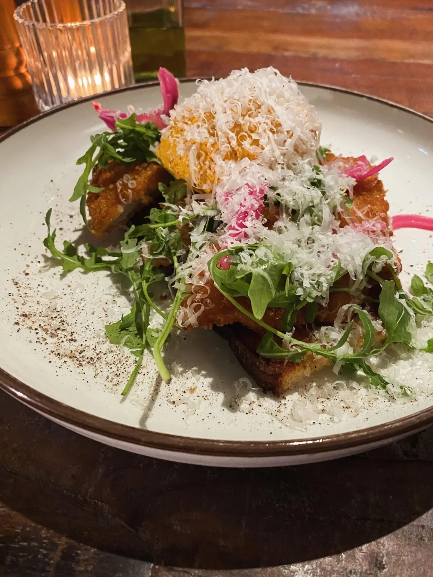 Om ni inte testat den &auml;n s&aring; rekommenderar vi varmt att ni provar v&aring;r panerade schnitzel p&aring; sm&ouml;rstekt levain, delins currysm&ouml;r, parmesan, ruccola, picklad l&ouml;k &amp; pommes frites. 265:-