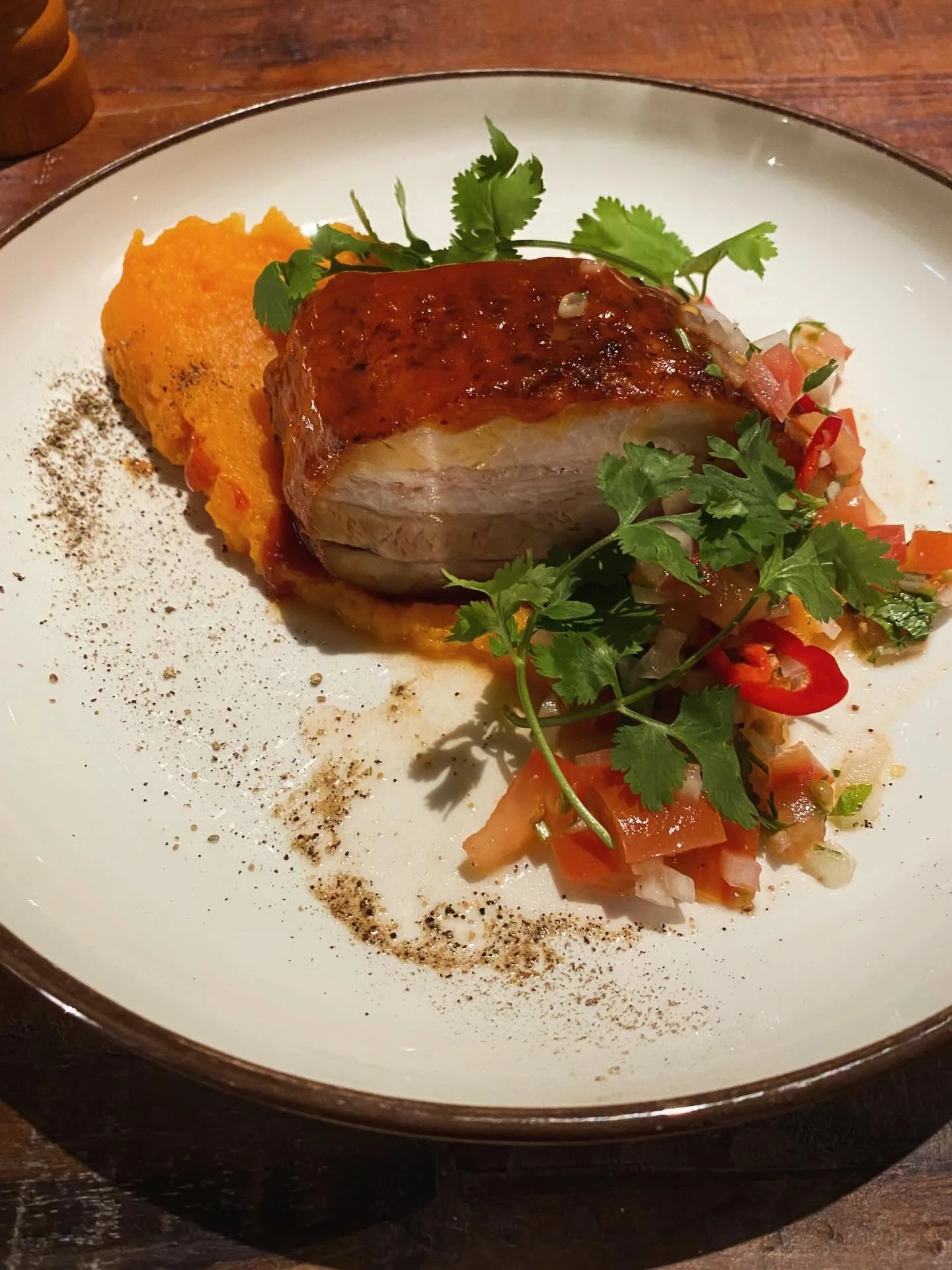 P&aring; tavlan just nu erbjuder vi en h&auml;rlig bakad fl&auml;sksida med en kimchi glac&eacute;, pico de gallo,  koriander och en s&ouml;tpotatispur&eacute;. 195kr