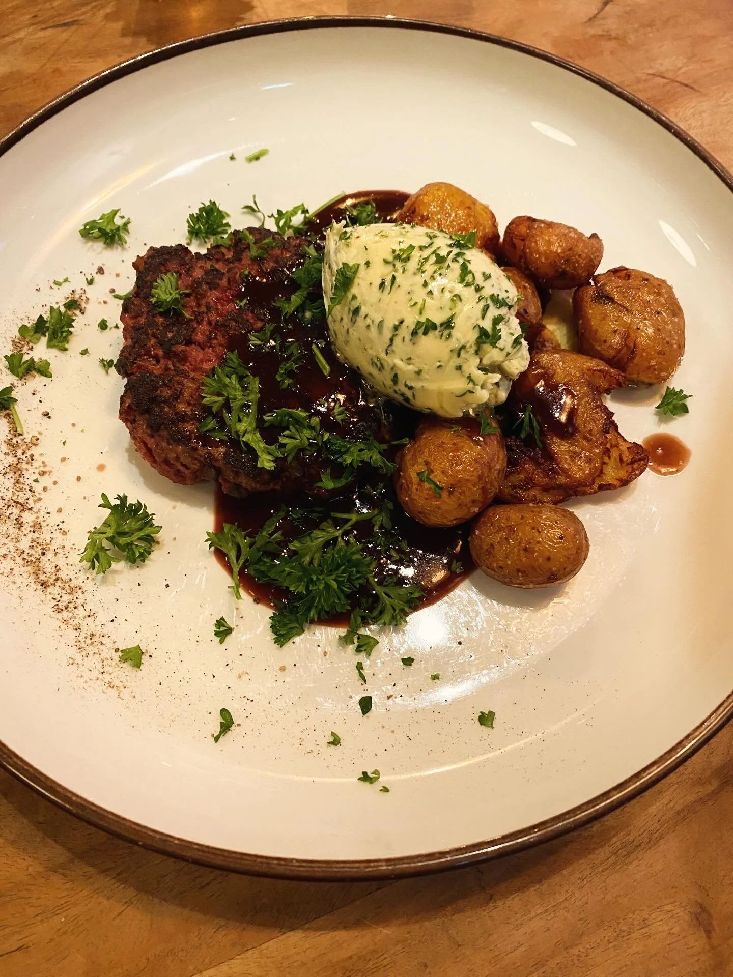 Tipset p&aring; tavlan denna vecka &auml;r en grym Biff Lindstr&ouml;m med persiljesm&ouml;r, krispig potatis och r&ouml;dvinssky f&ouml;r 180:- V&auml;lkomna in och njut av en god klassiker hos @enskededeli