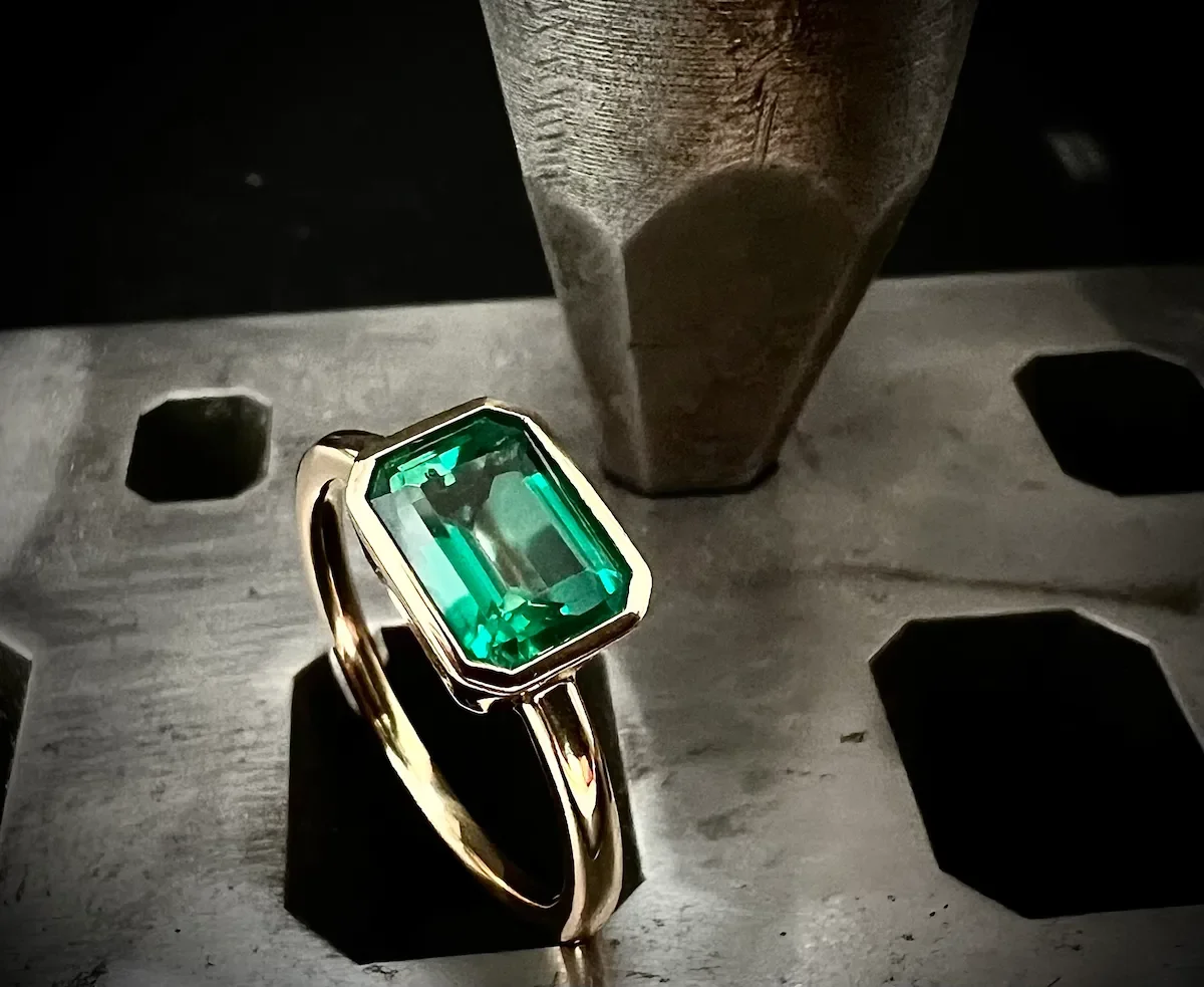 Ring aus Gelbgold mit Smaragd im Emerald-Cut in Zargenfassung.