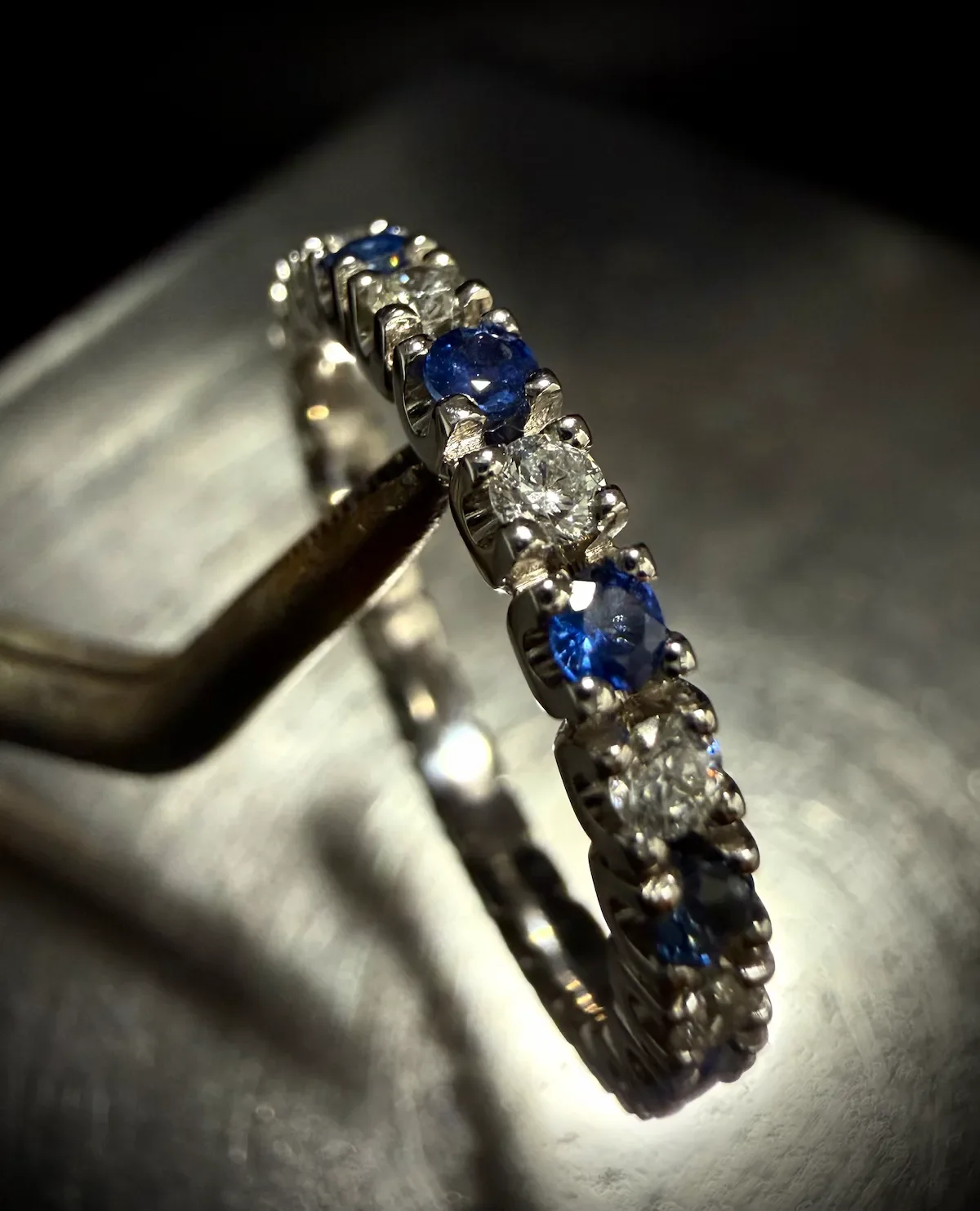 Memoire-Ring aus Weissgold mit weißen Diamanten und blauen Saphiren, Blick von oben.