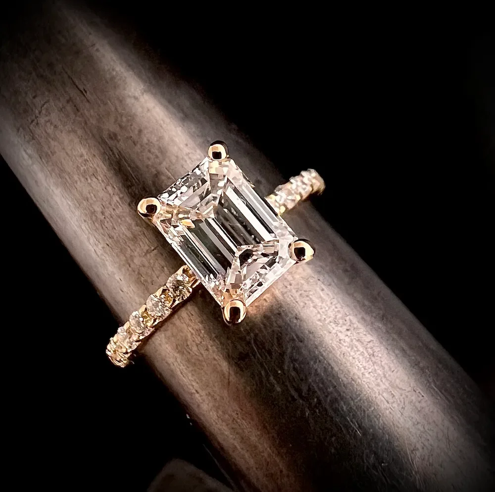 Verlobungsring aus Gelbgold mit Diamant im Emerald-Cut und Diamant-Pavé, Isarschmiede München.
