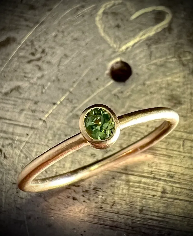 Verlobungsring mit einem Grossular Granat in 750 Recycling Gold.