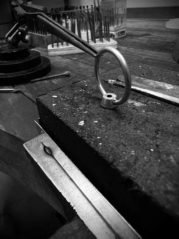 Ein Ring wird in der Werkstatt der Isarschmiede gelötet-